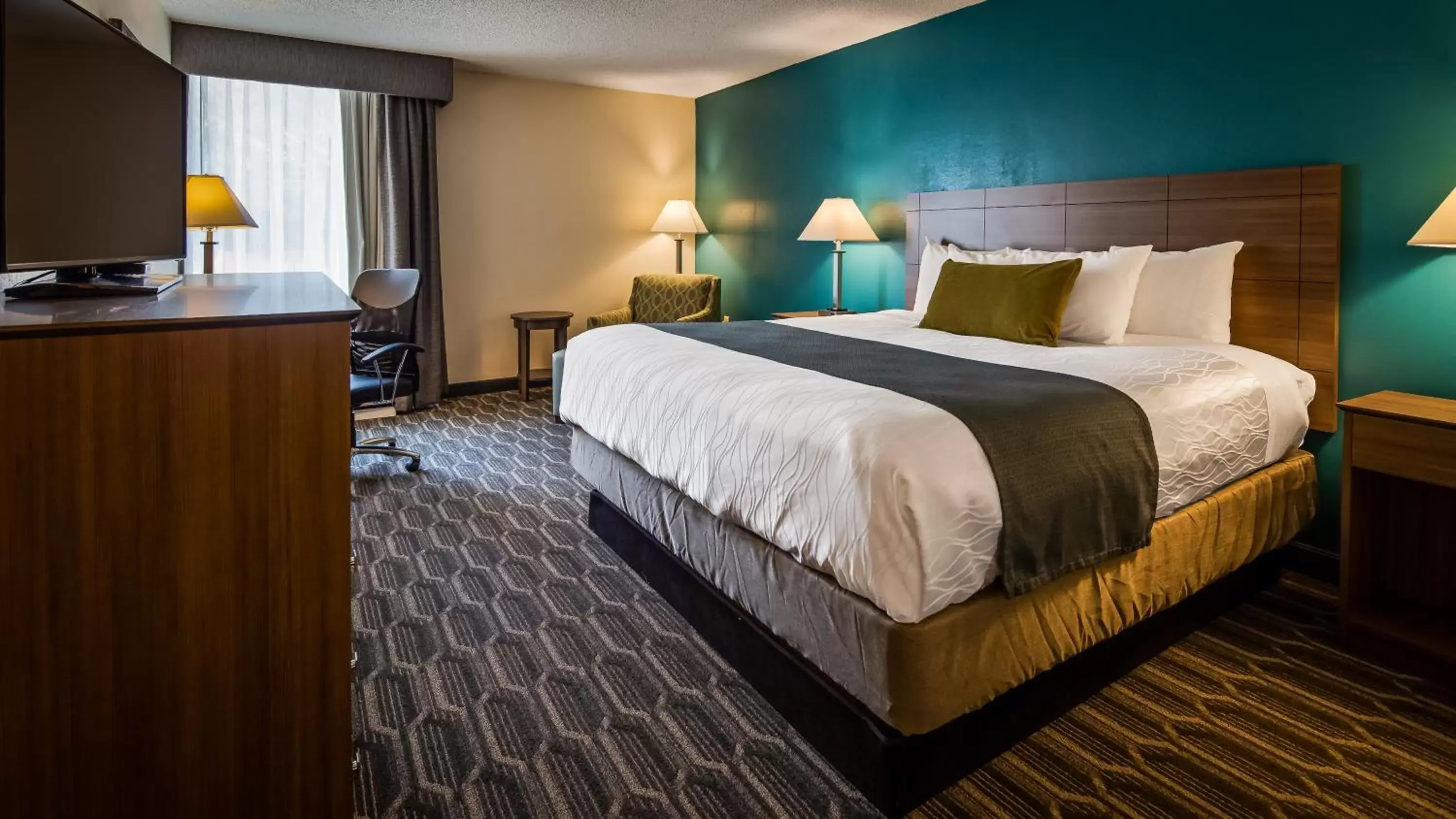 Photo of the whole room, Bed in Best Western Plus Yadkin Valley Inn & Suites