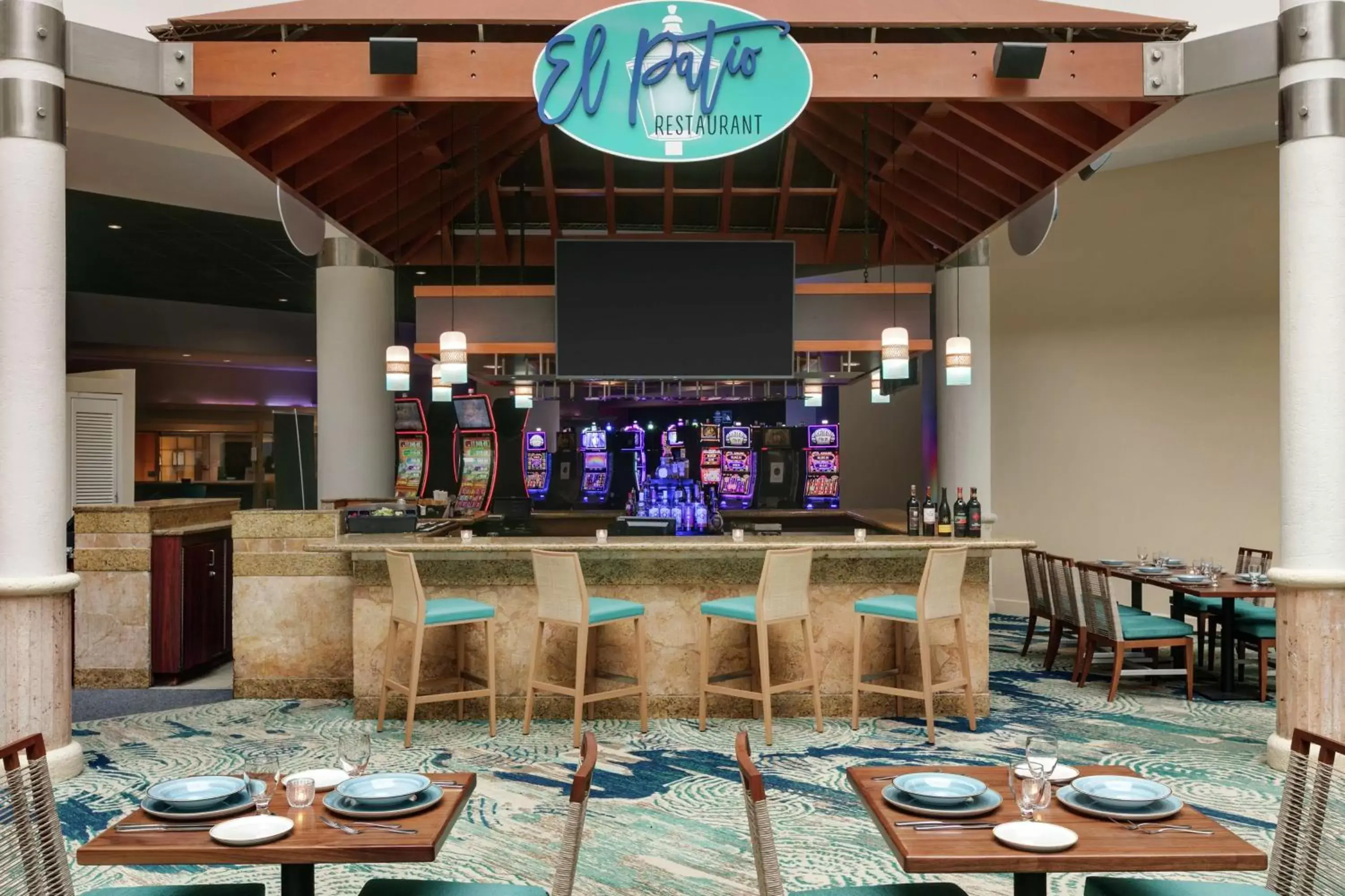 Lounge or bar, Restaurant/Places to Eat in Embassy Suites by Hilton San Juan - Hotel & Casino