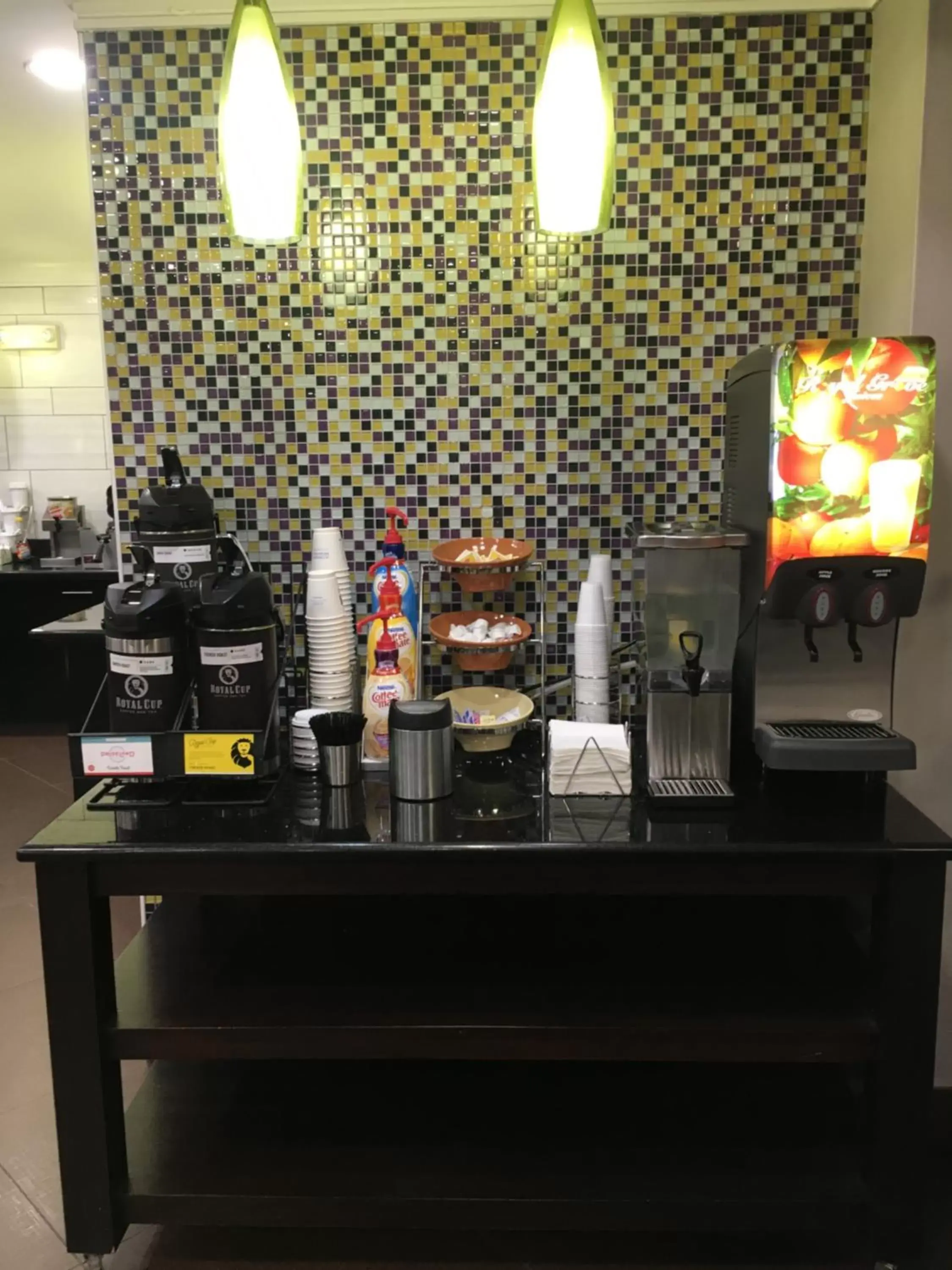 Breakfast in La Quinta Inn & Suites by Wyndham Louisville East