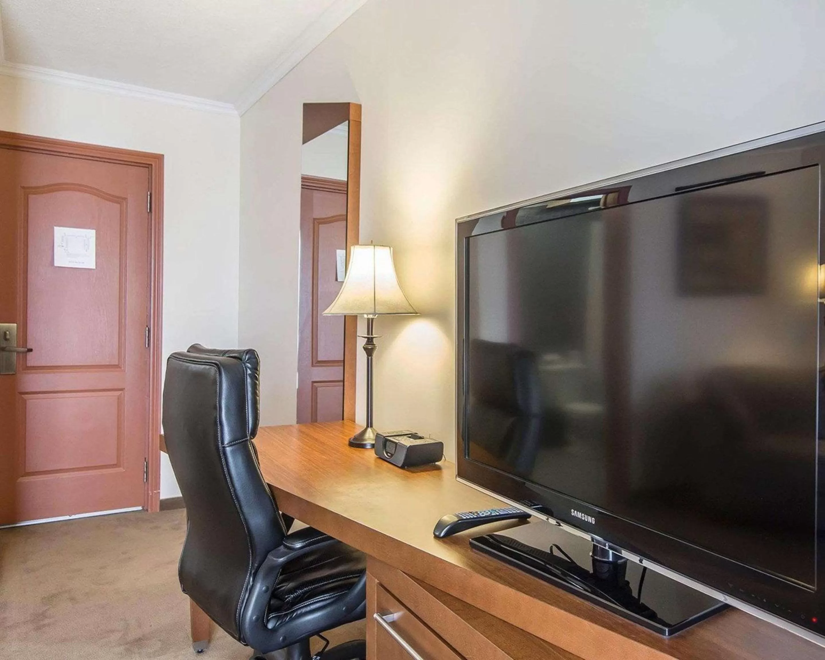 Photo of the whole room, TV/Entertainment Center in Econo Lodge Forestville