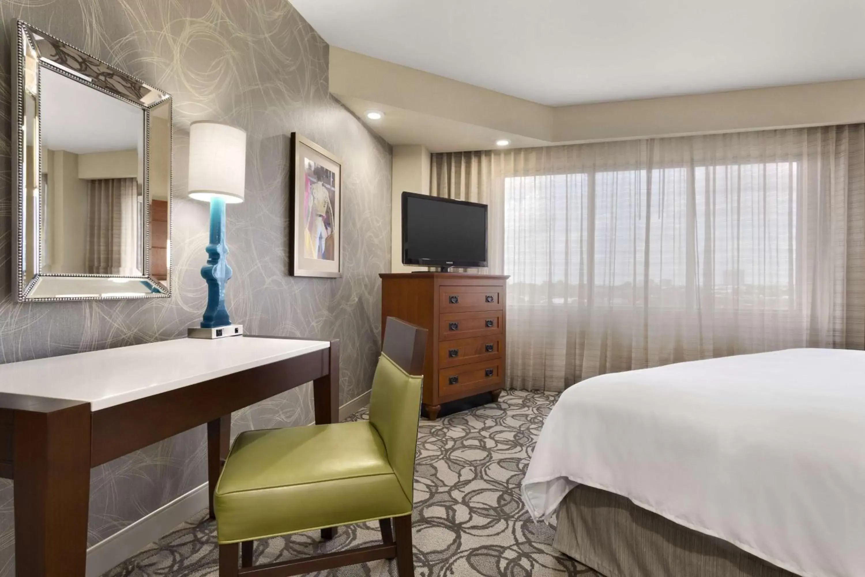 Bed, TV/Entertainment Center in Embassy Suites San Antonio Airport