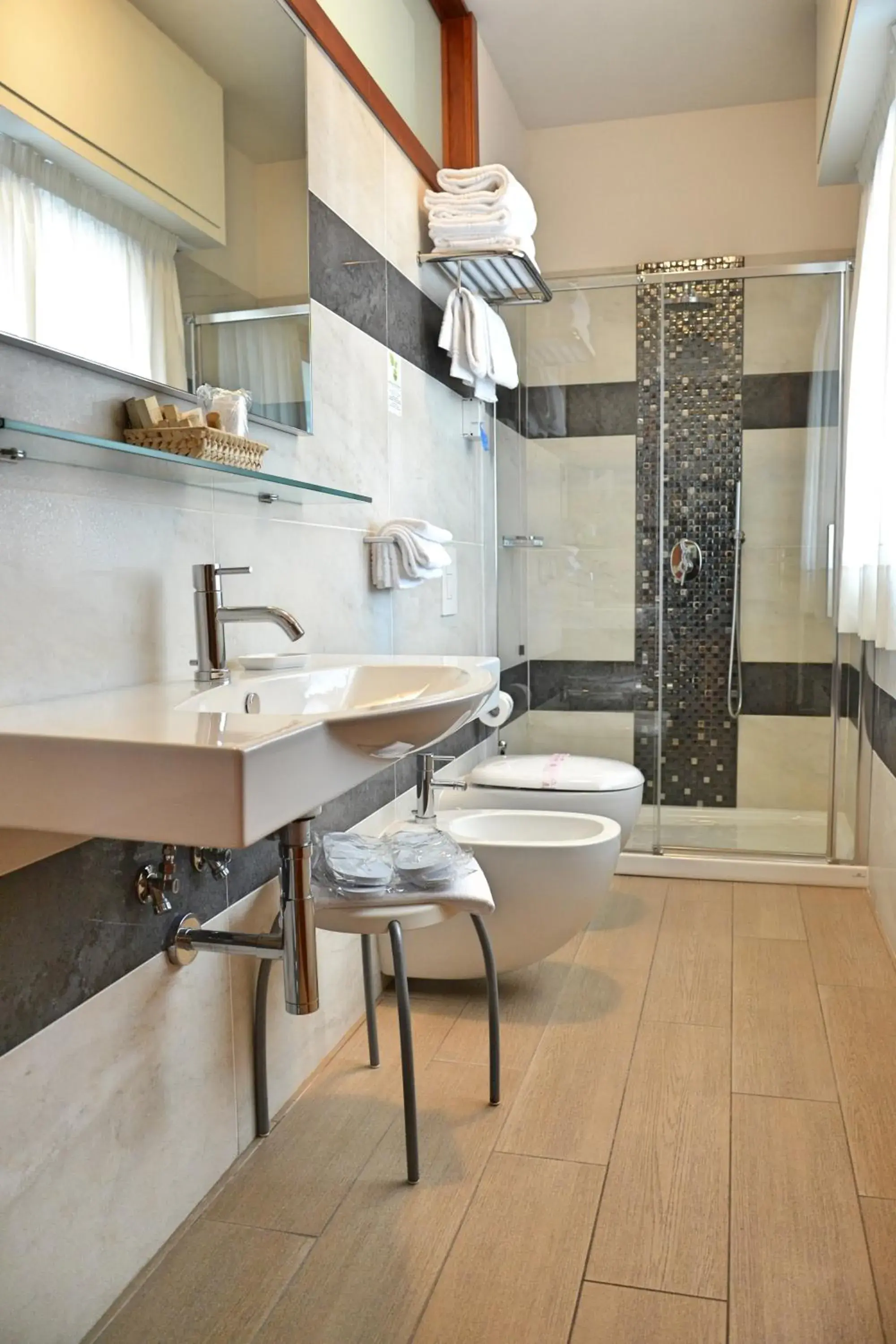 Shower, Bathroom in Hotel Tiffany