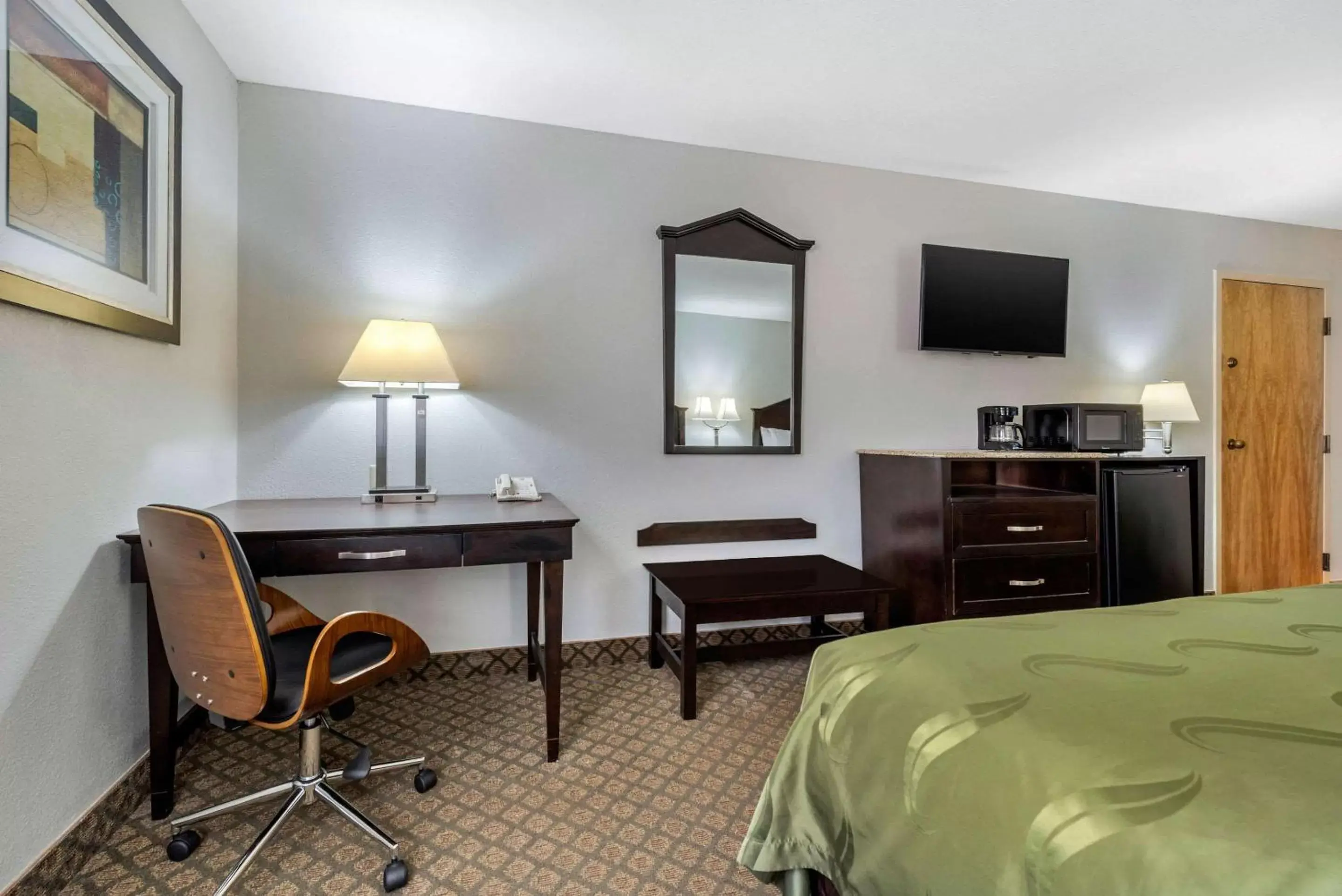 Bedroom, TV/Entertainment Center in Quality Inn Fort Wayne