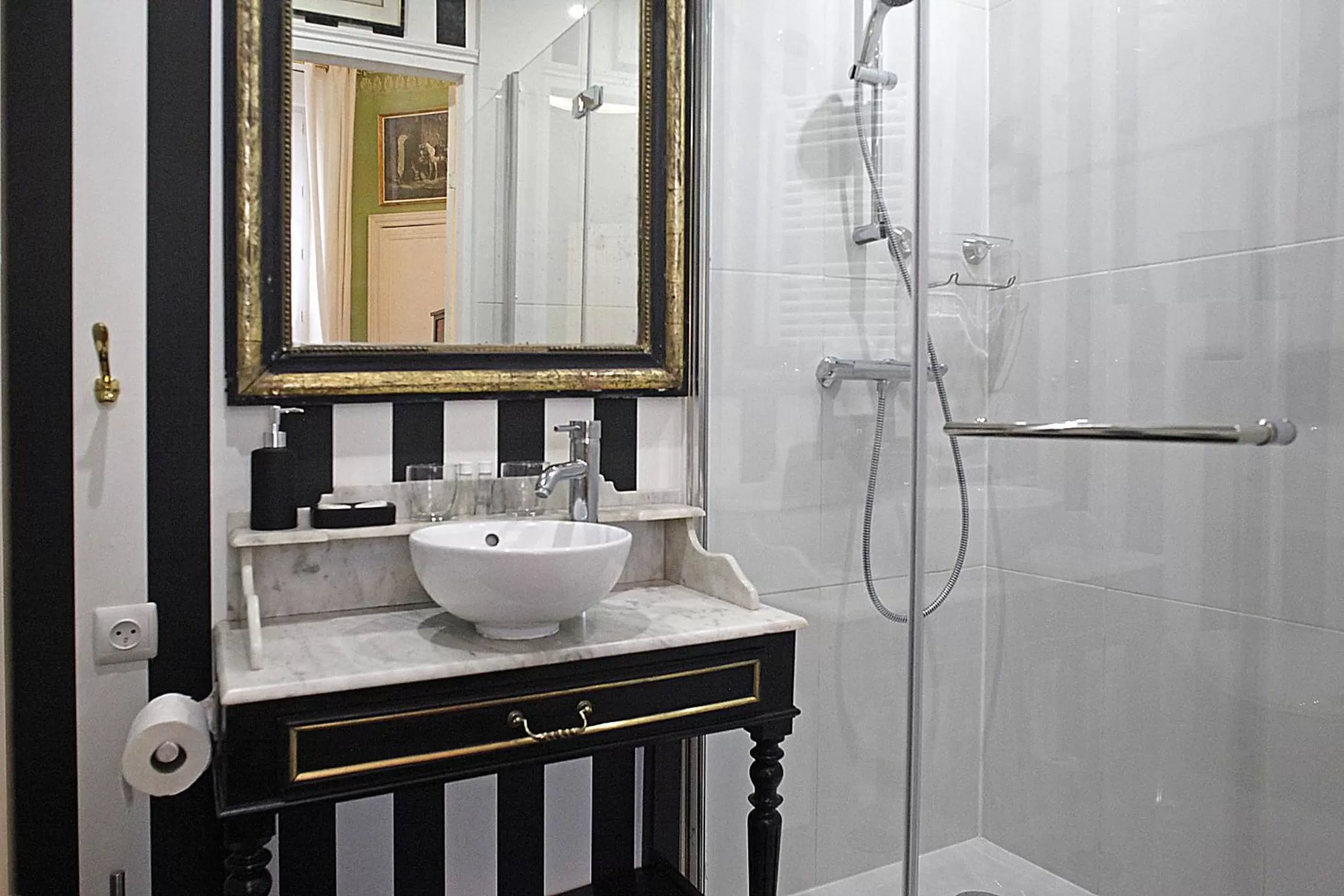 Shower in Les Chambres de Mathilde