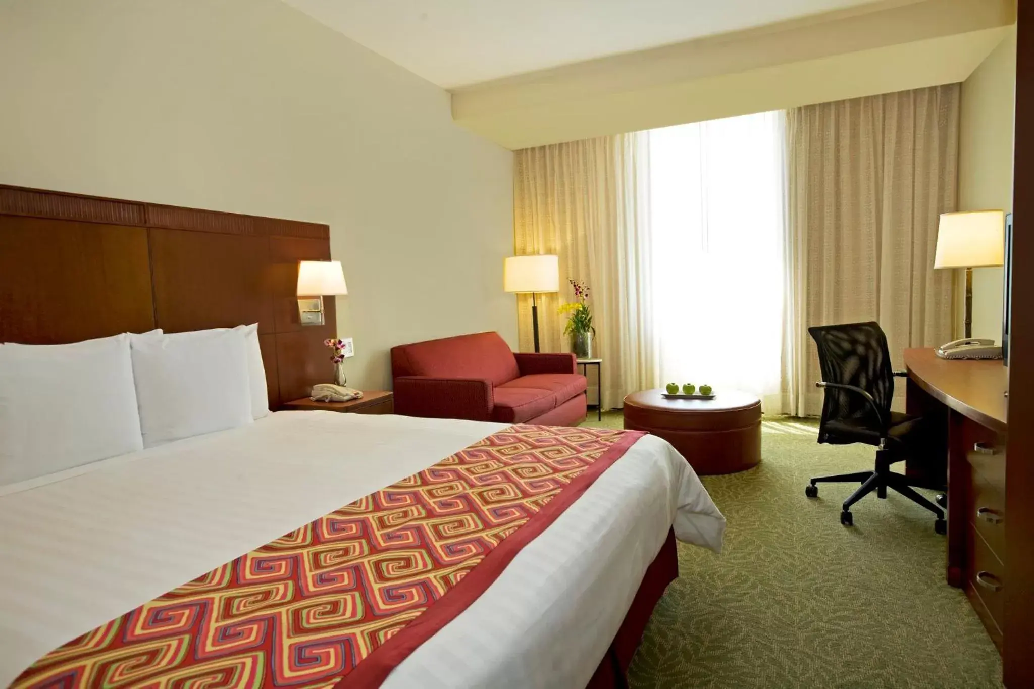 Photo of the whole room, Bed in Courtyard by Marriott Panama Multiplaza Mall