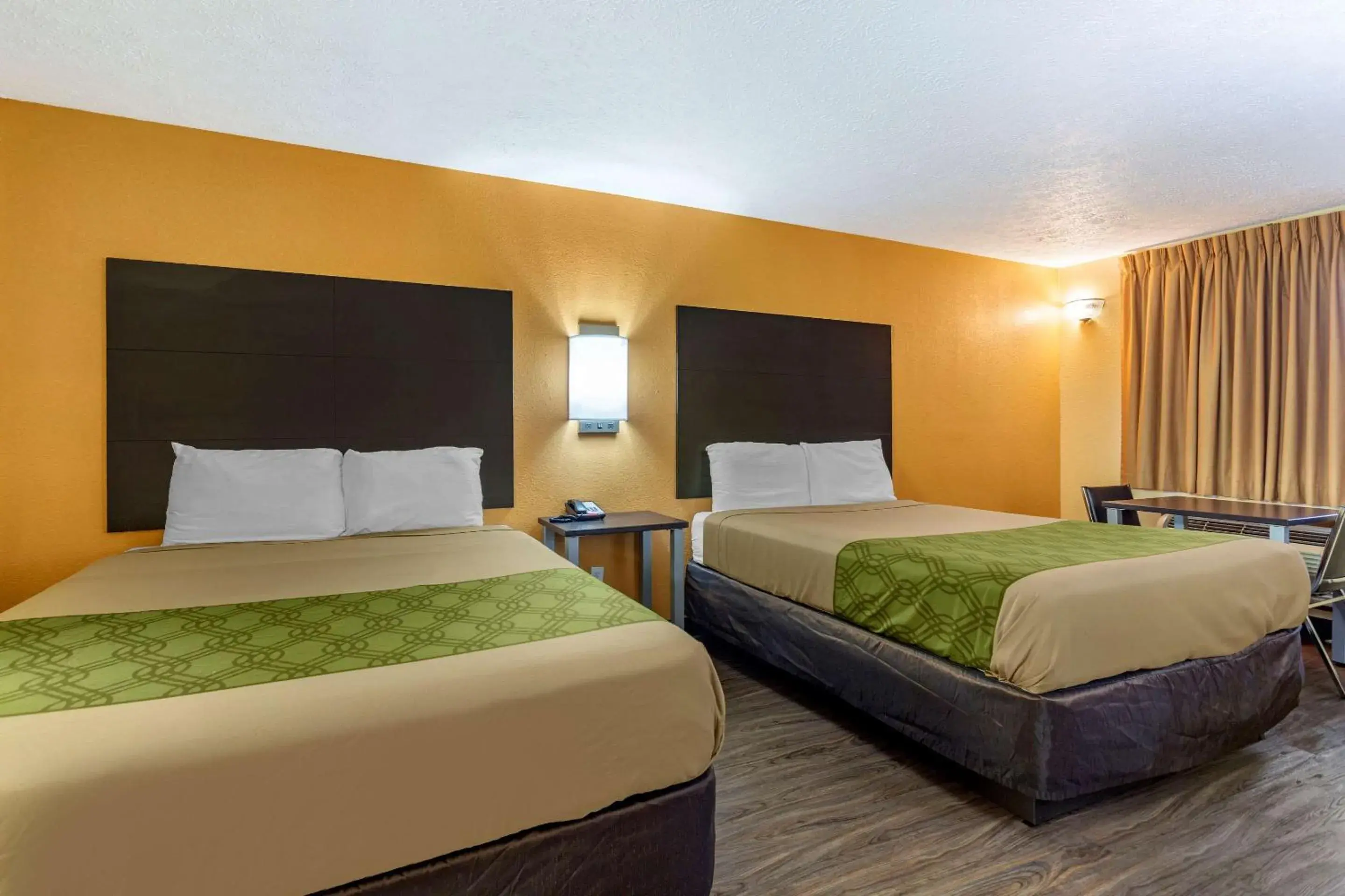 Photo of the whole room, Bed in Econo Lodge Nashville North - Opryland