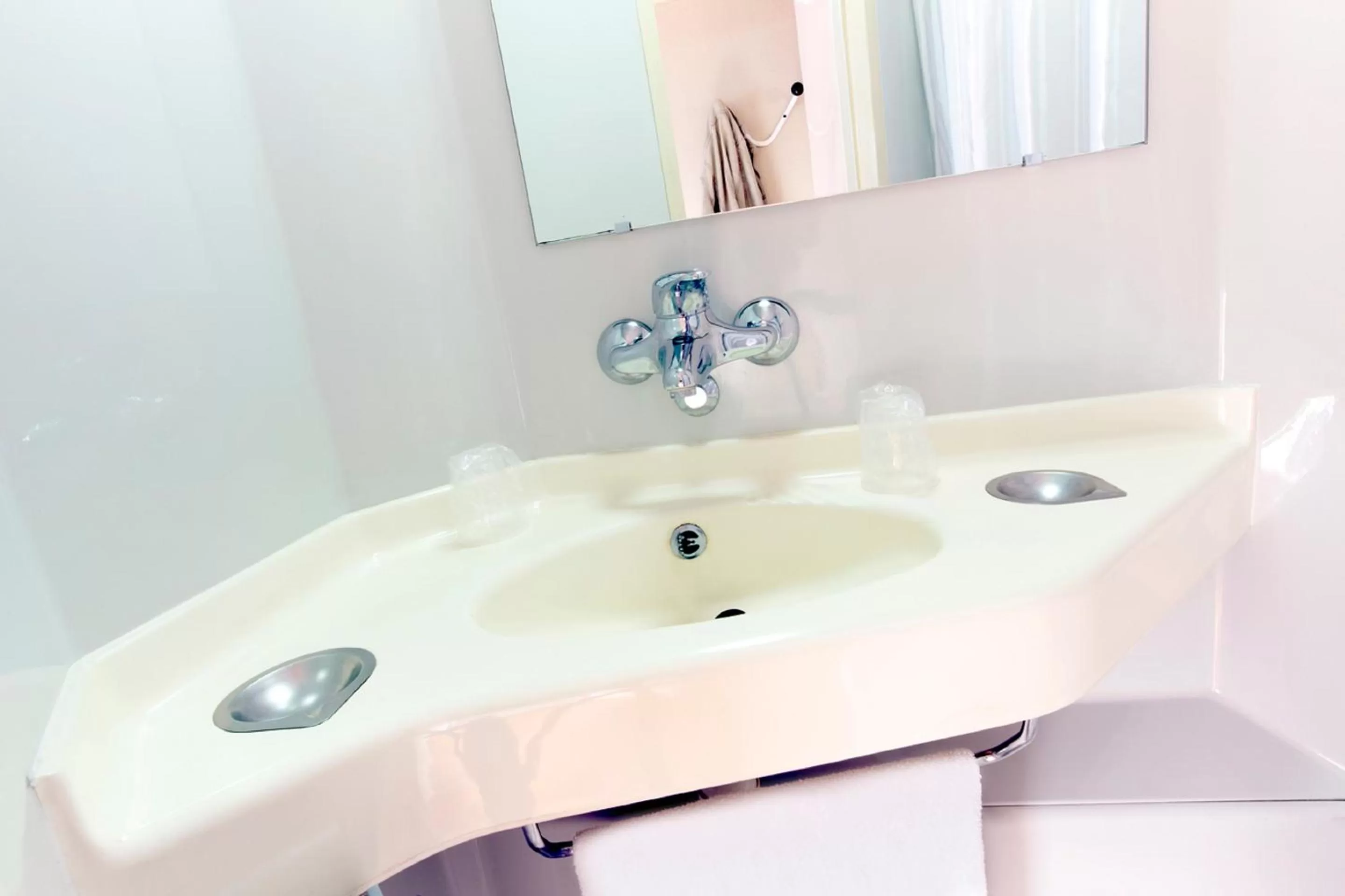 Bathroom in Premiere Classe Nancy Est Essey