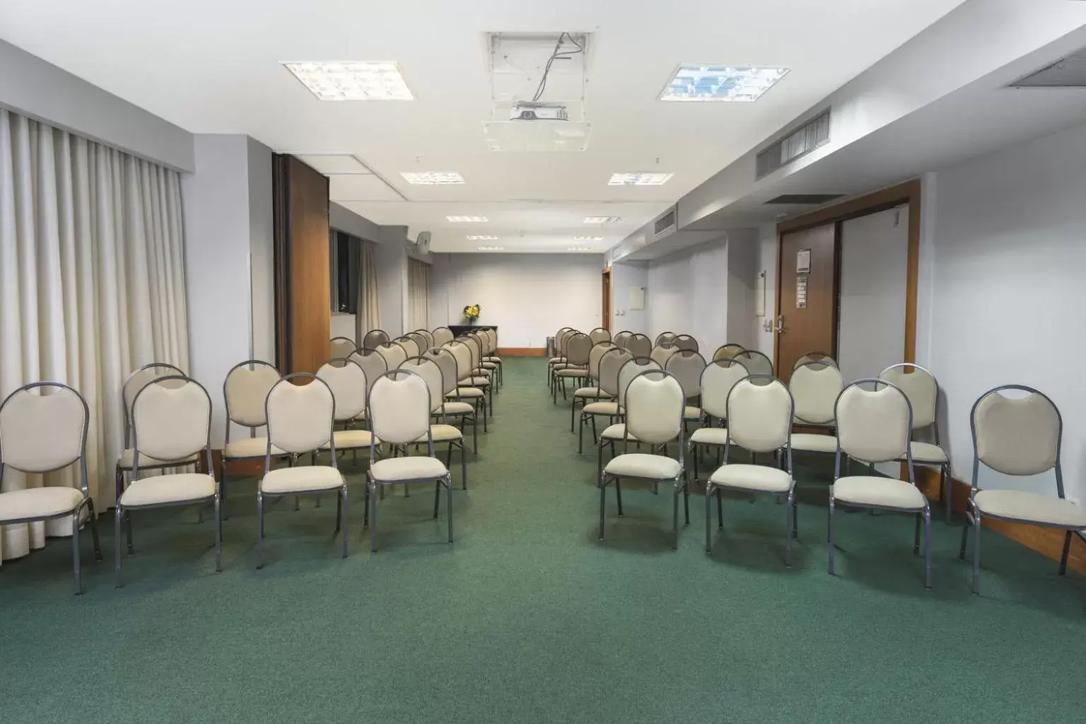 Meeting/conference room in Golden Tulip Porto Vitória