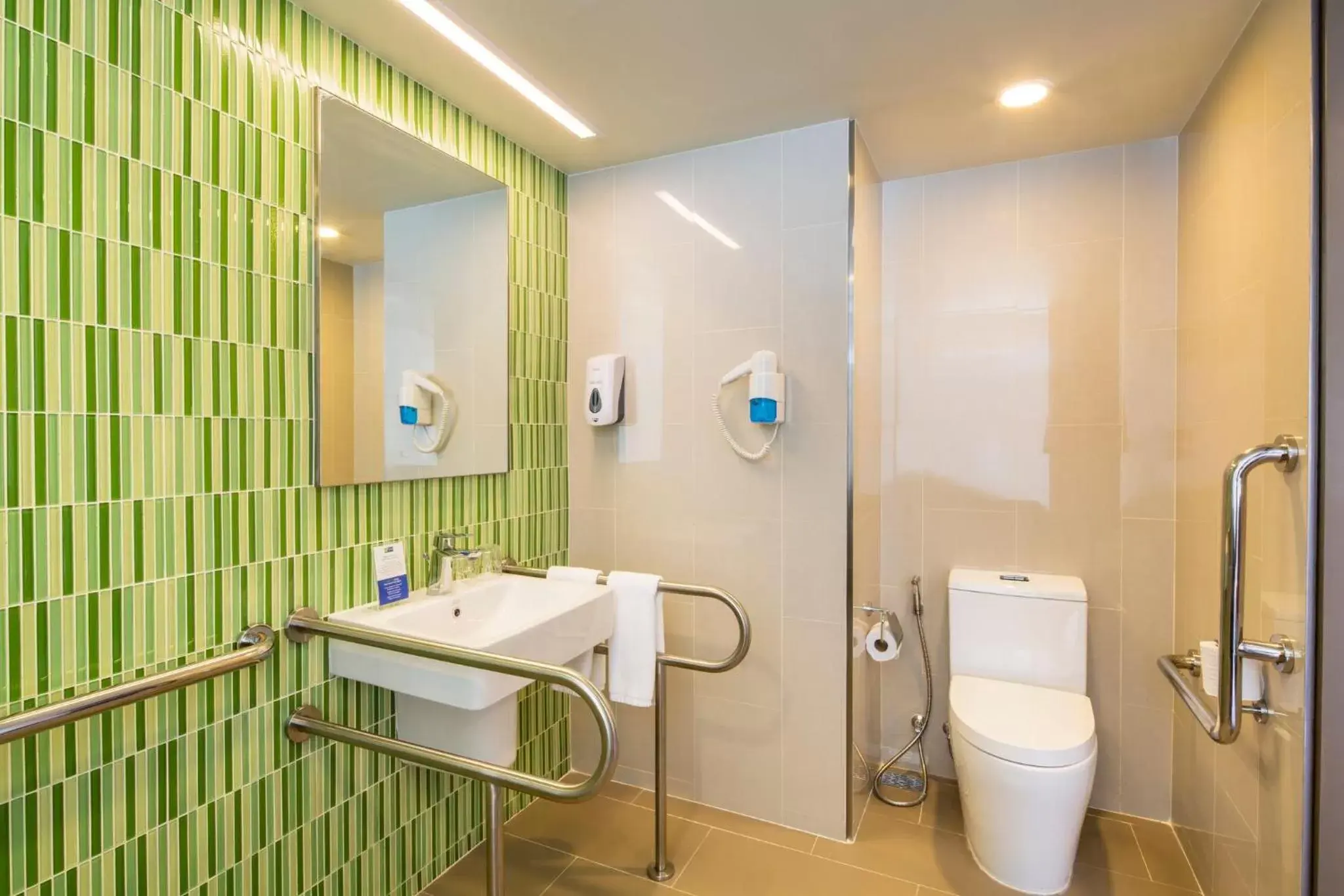 Photo of the whole room, Bathroom in Holiday Inn Express Bangkok Sukhumvit 11, an IHG Hotel