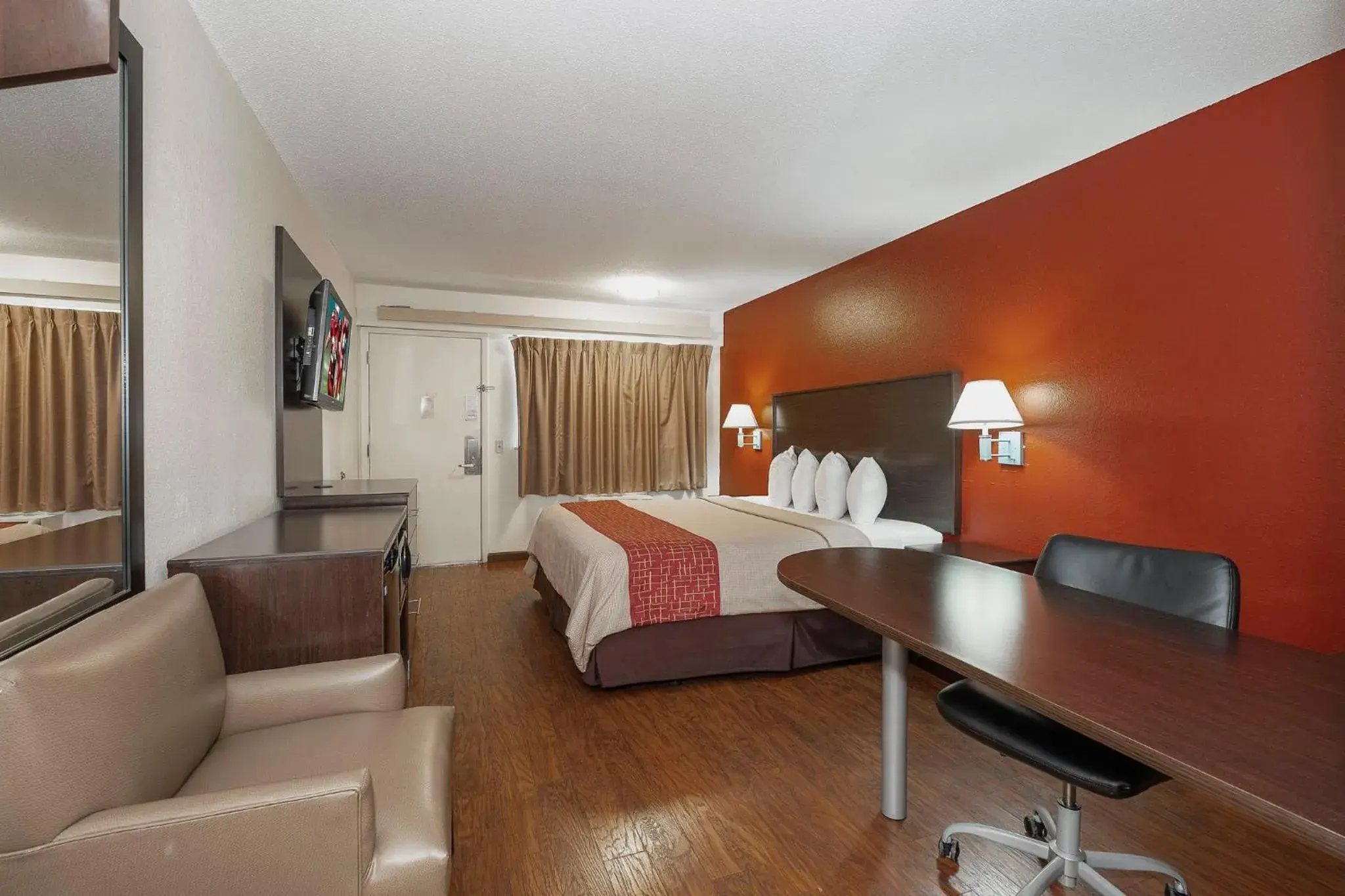 Photo of the whole room in Red Roof Inn Jackson North – Ridgeland