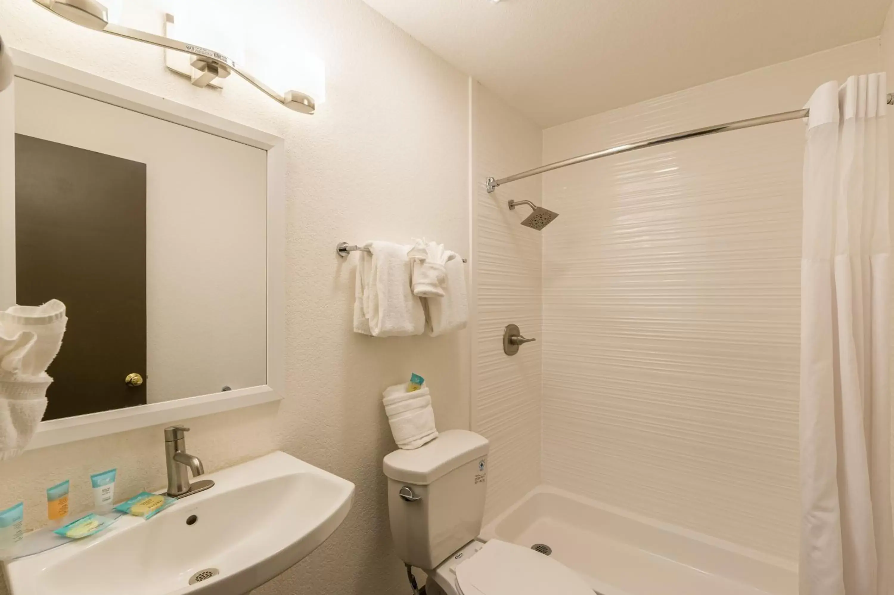 Shower, Bathroom in Lux Verde Hotel