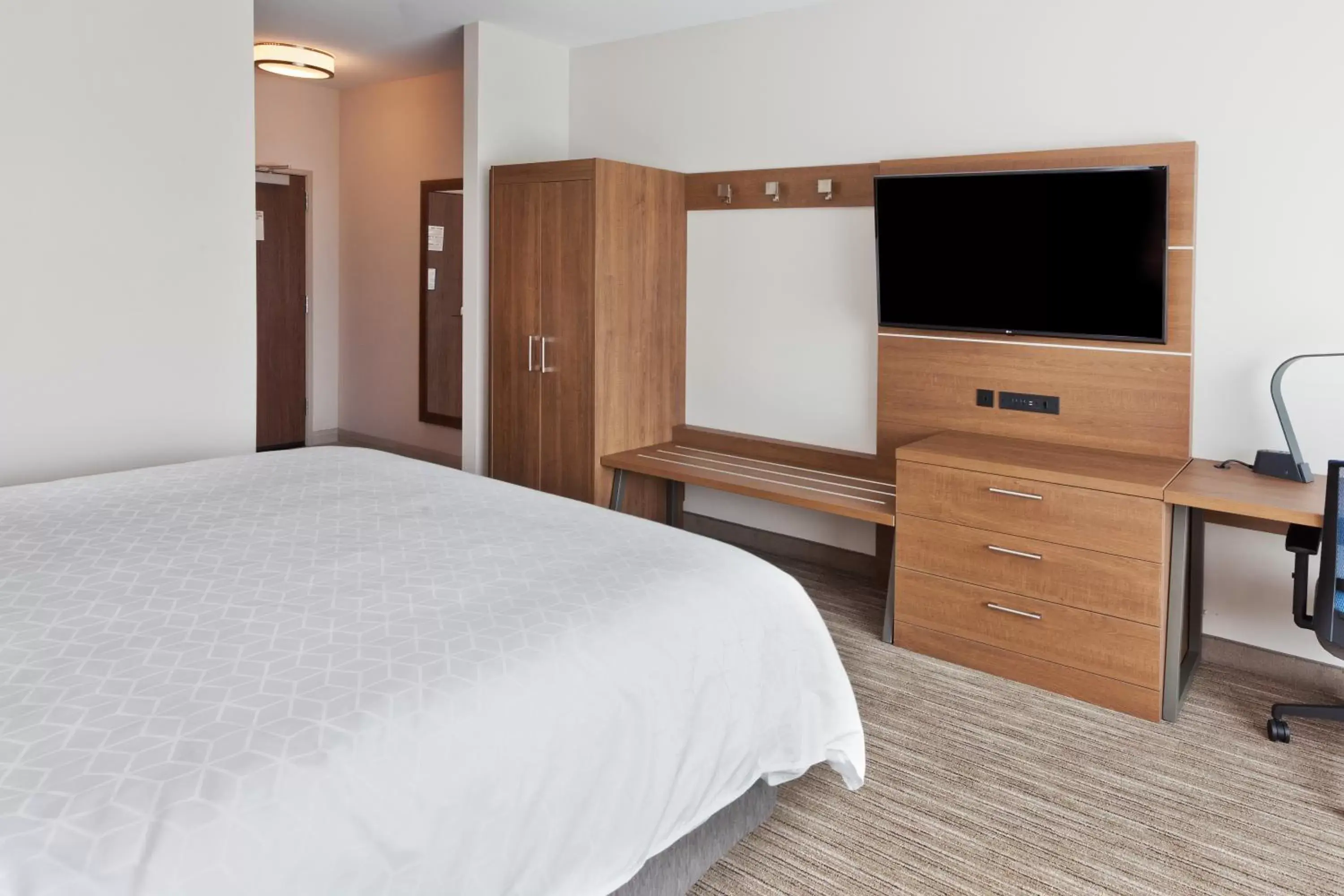 TV/Entertainment Center in Holiday Inn Express & Suites - Fayetteville, an IHG Hotel