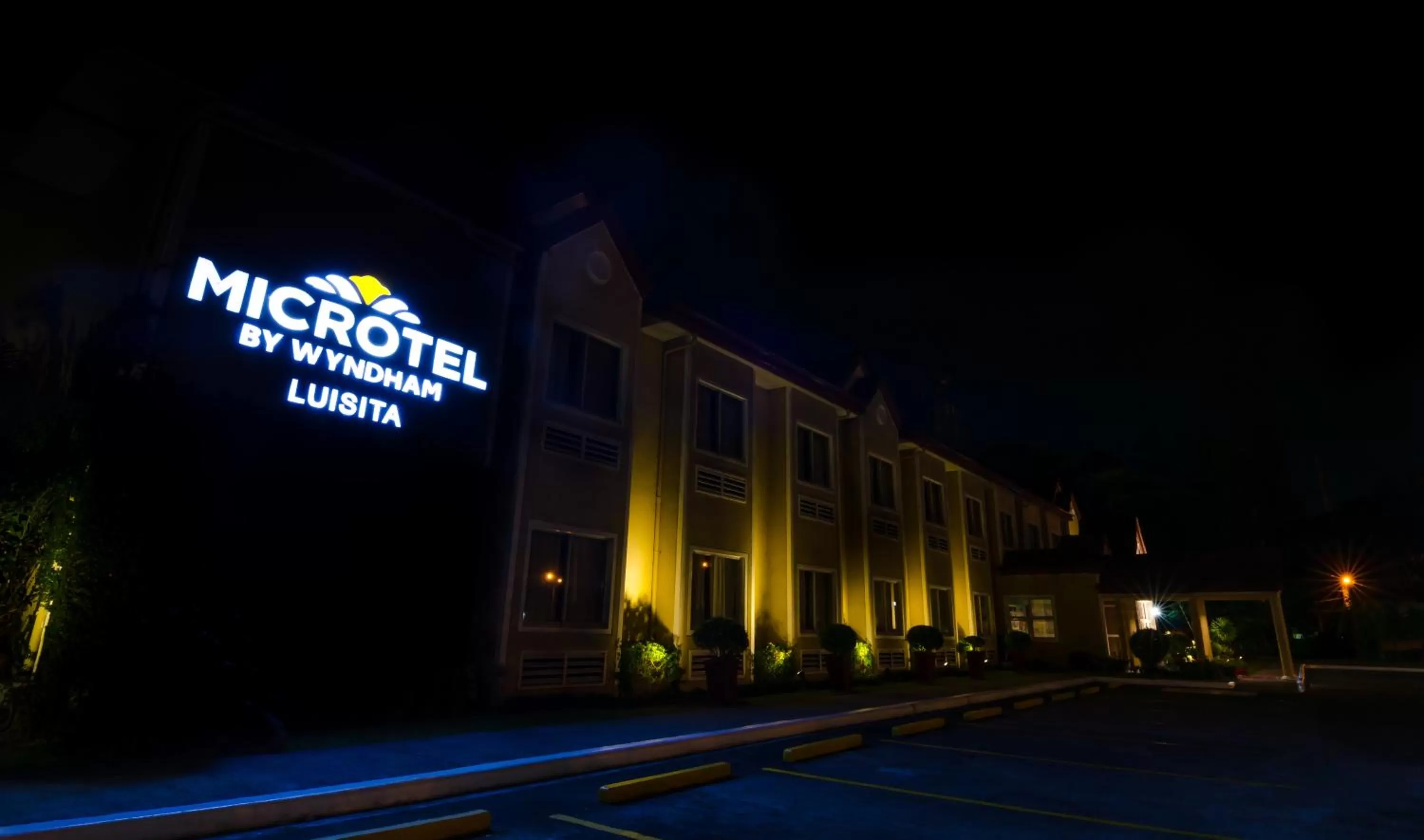 Facade/entrance in Microtel by Wyndham Tarlac