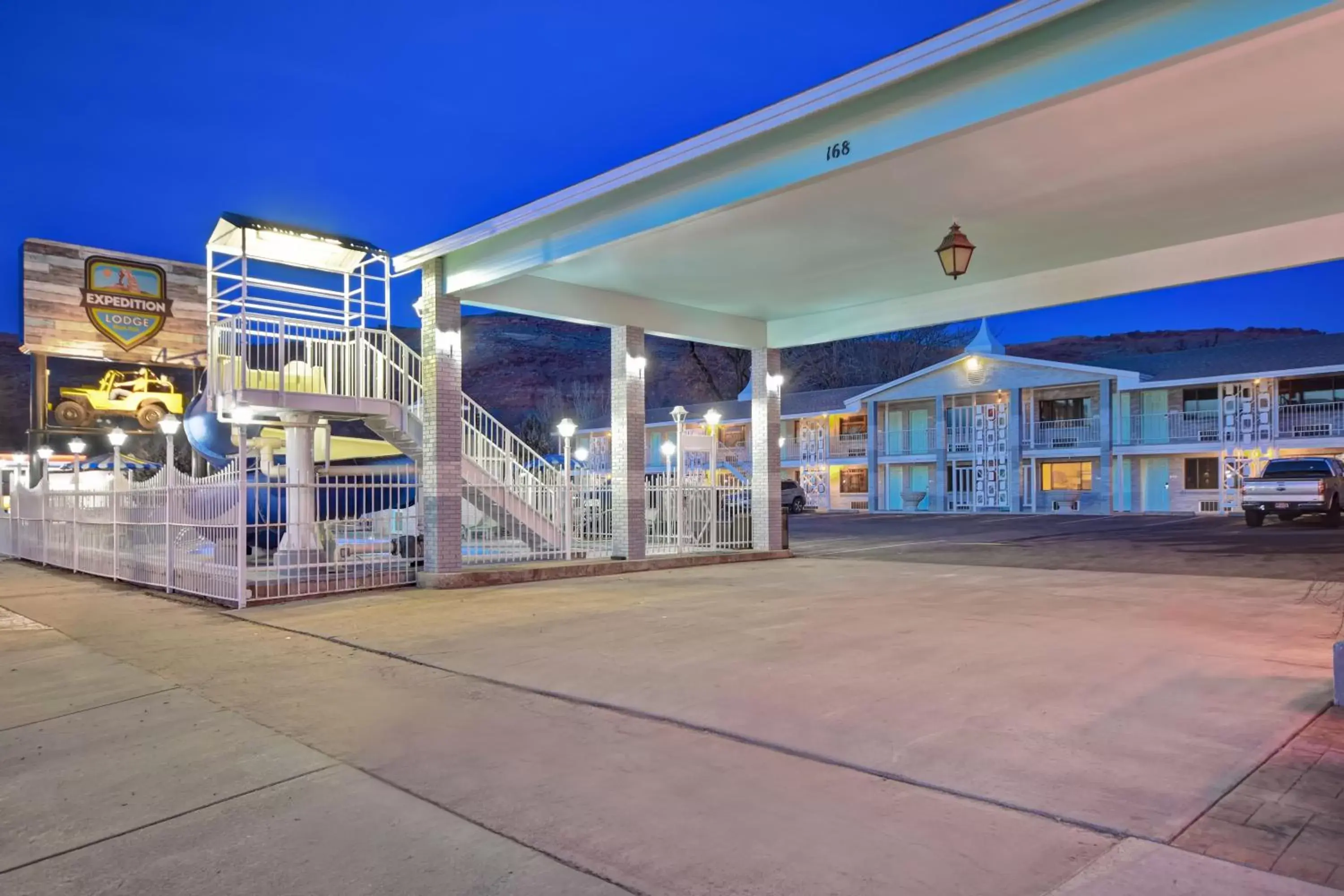 Facade/entrance in Expedition Lodge