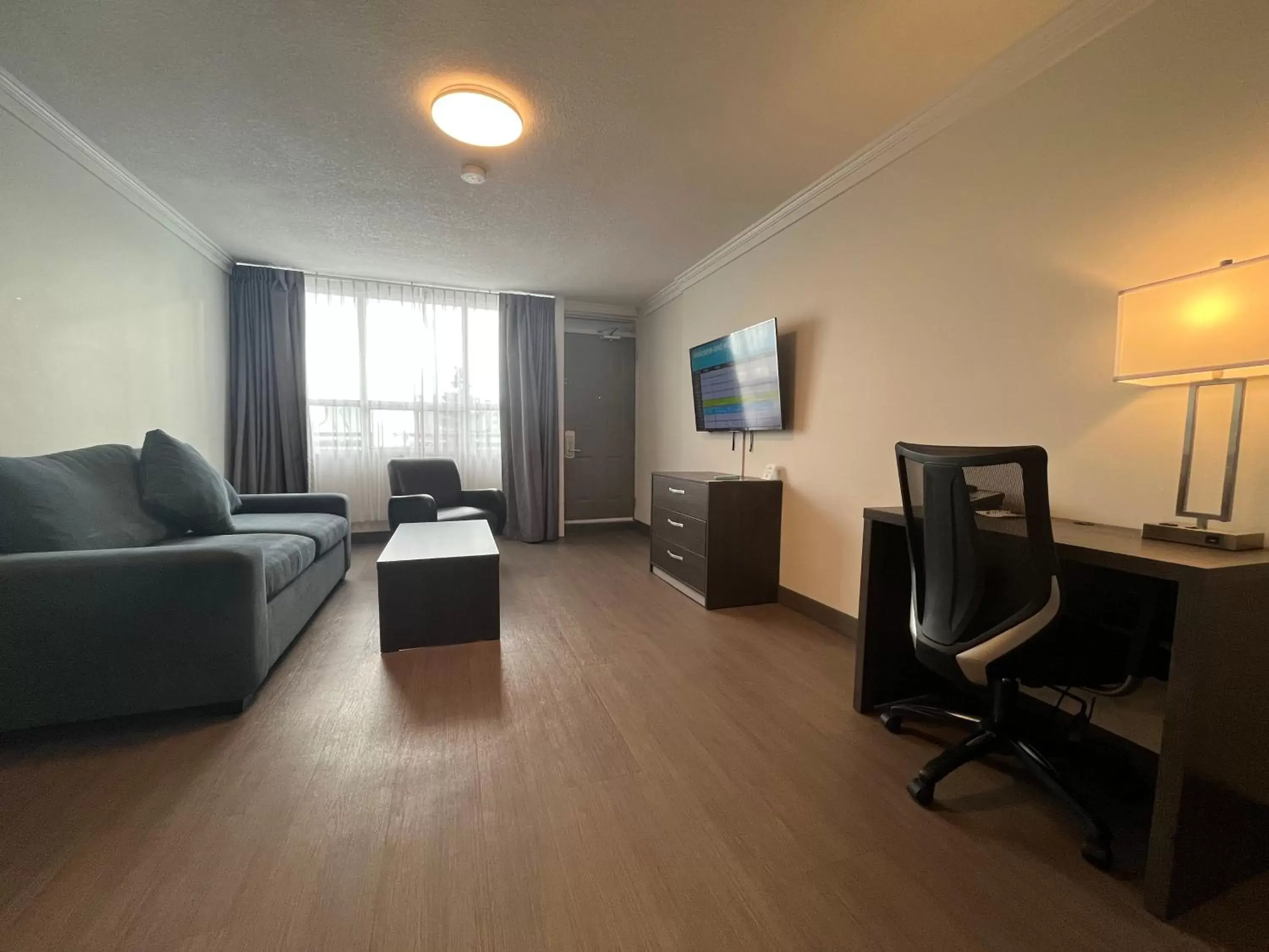 Living room, Seating Area in Super 8 by Wyndham Macleod Trail Calgary