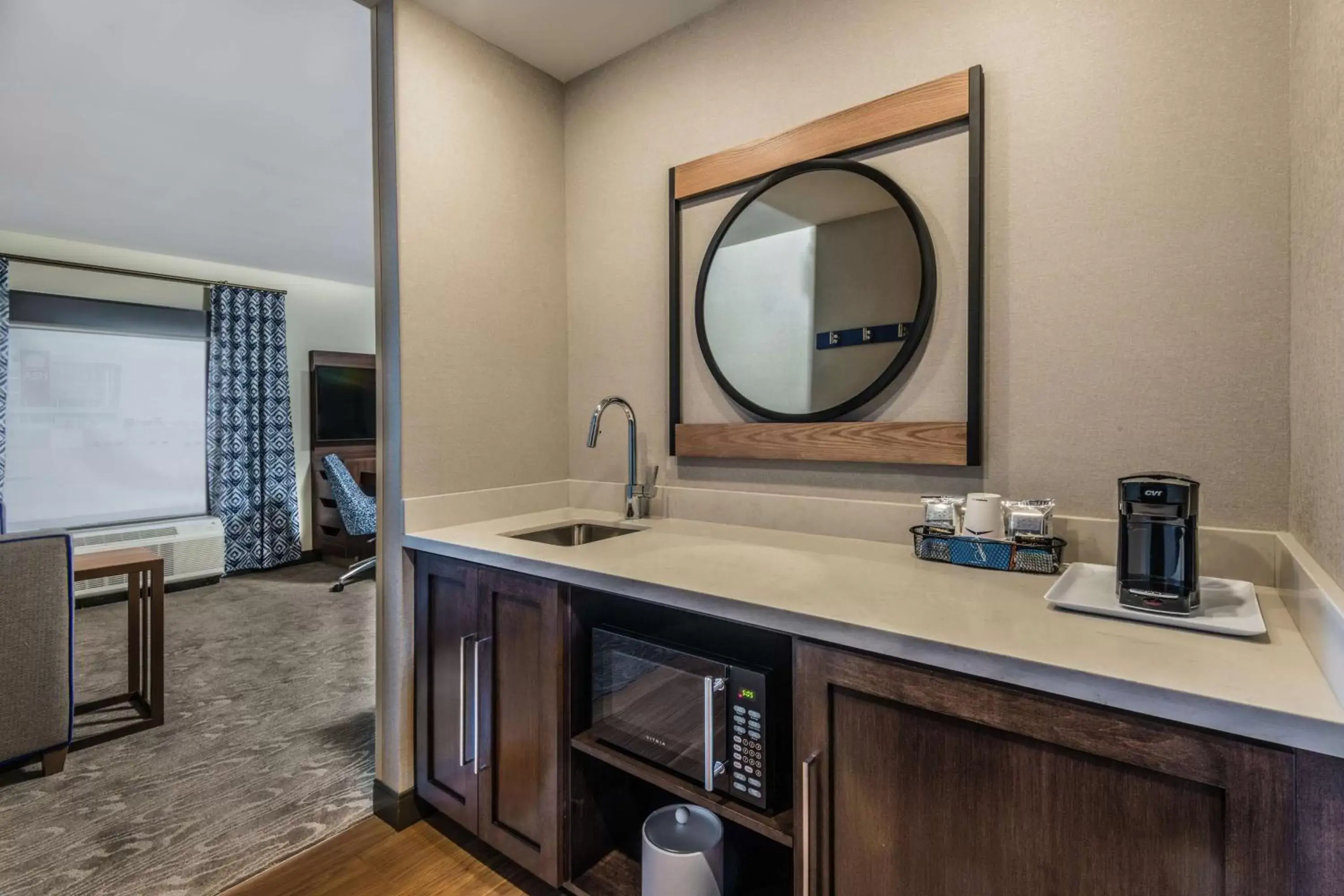 Photo of the whole room, Bathroom in Hampton Inn & Suites Fort Wayne Downtown