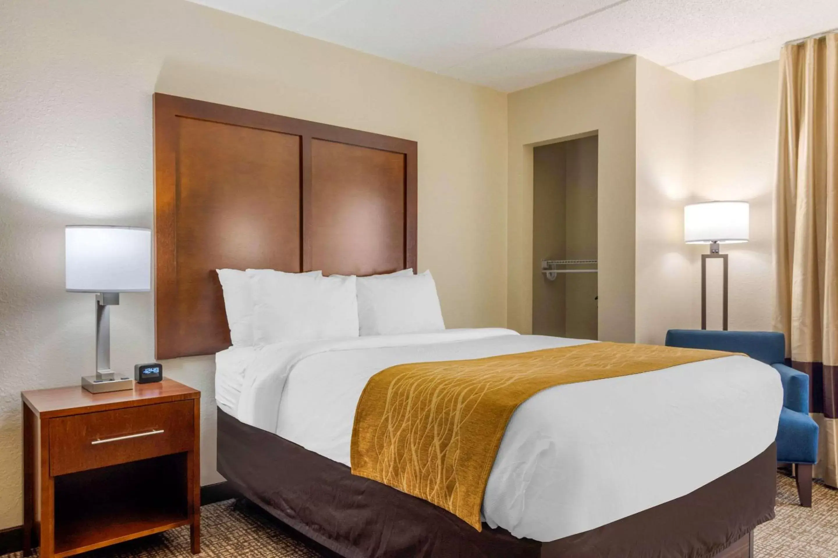 Photo of the whole room, Bed in Comfort Inn Atlanta Airport