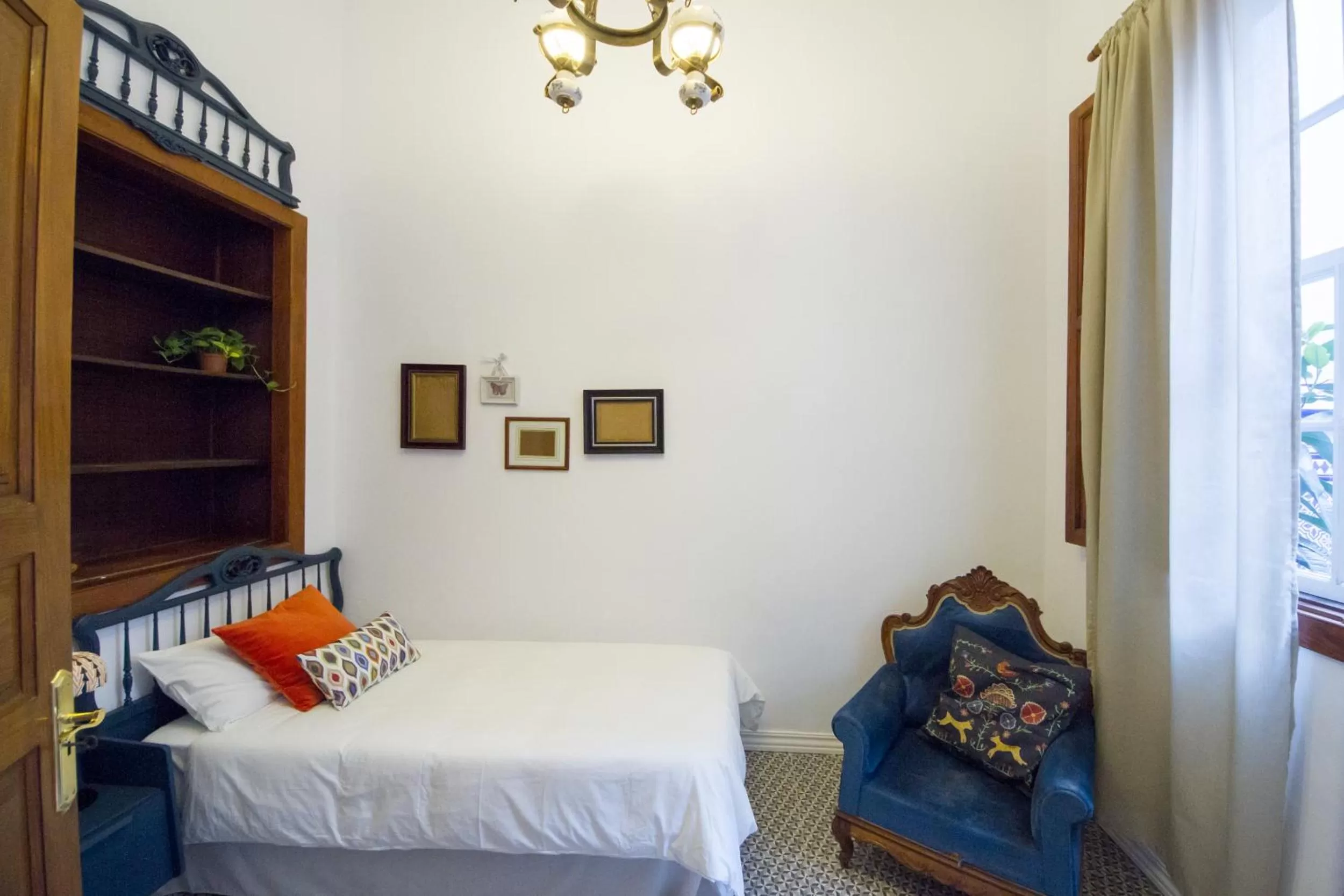 Photo of the whole room, Bed in Aminta Home