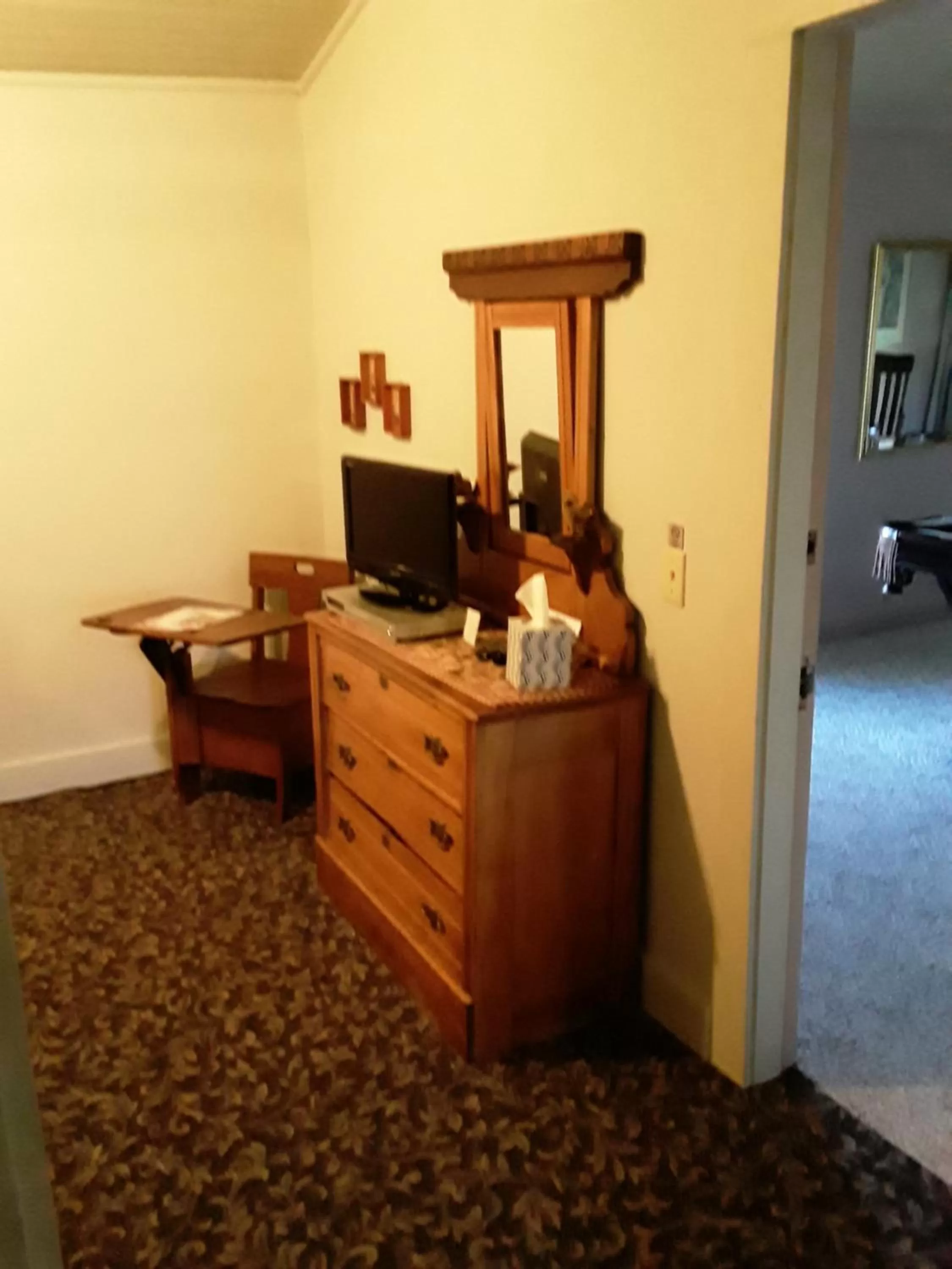 wardrobe, TV/Entertainment Center in Hall Place B&B