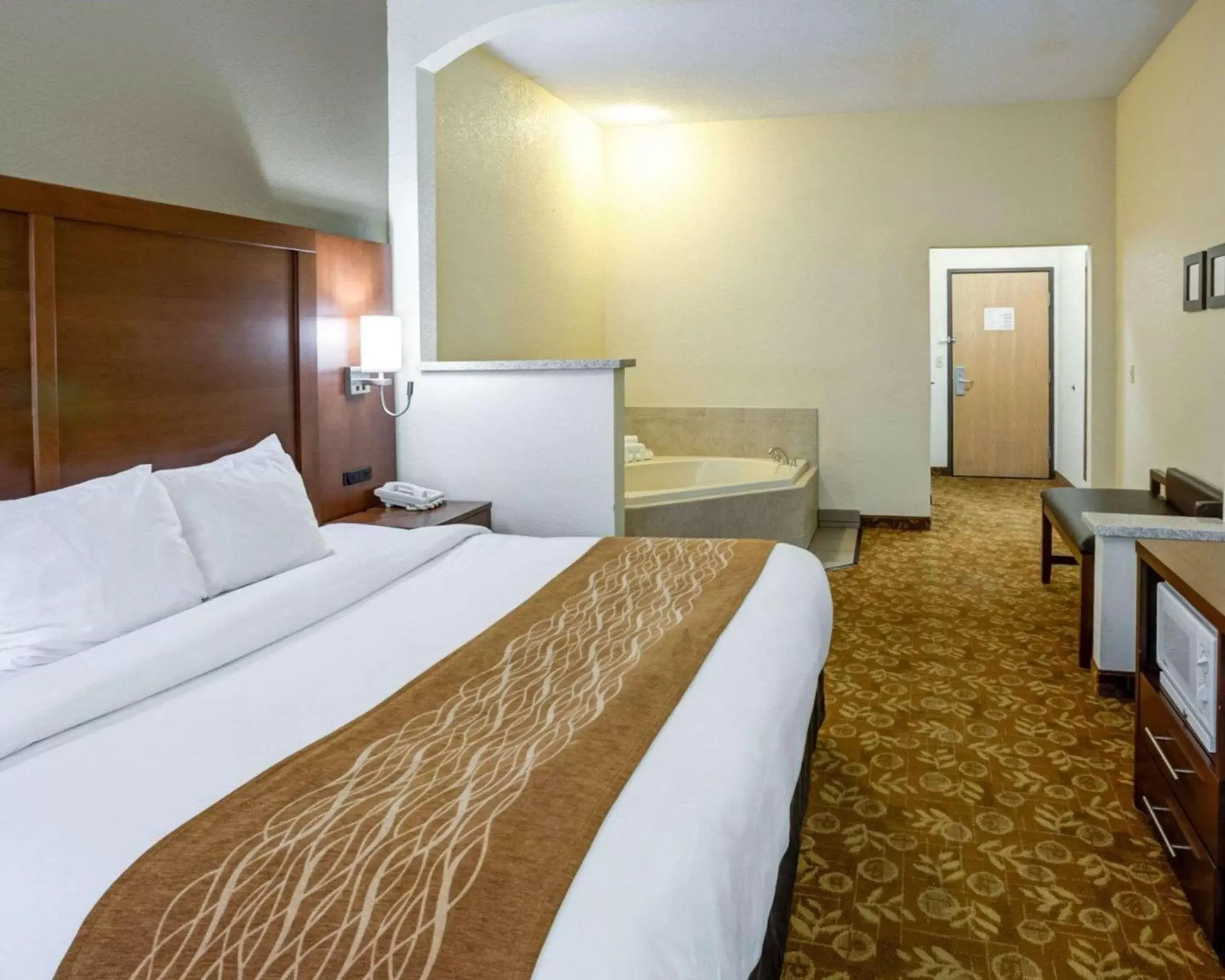 Bedroom, Bed in Comfort Suites Kansas City