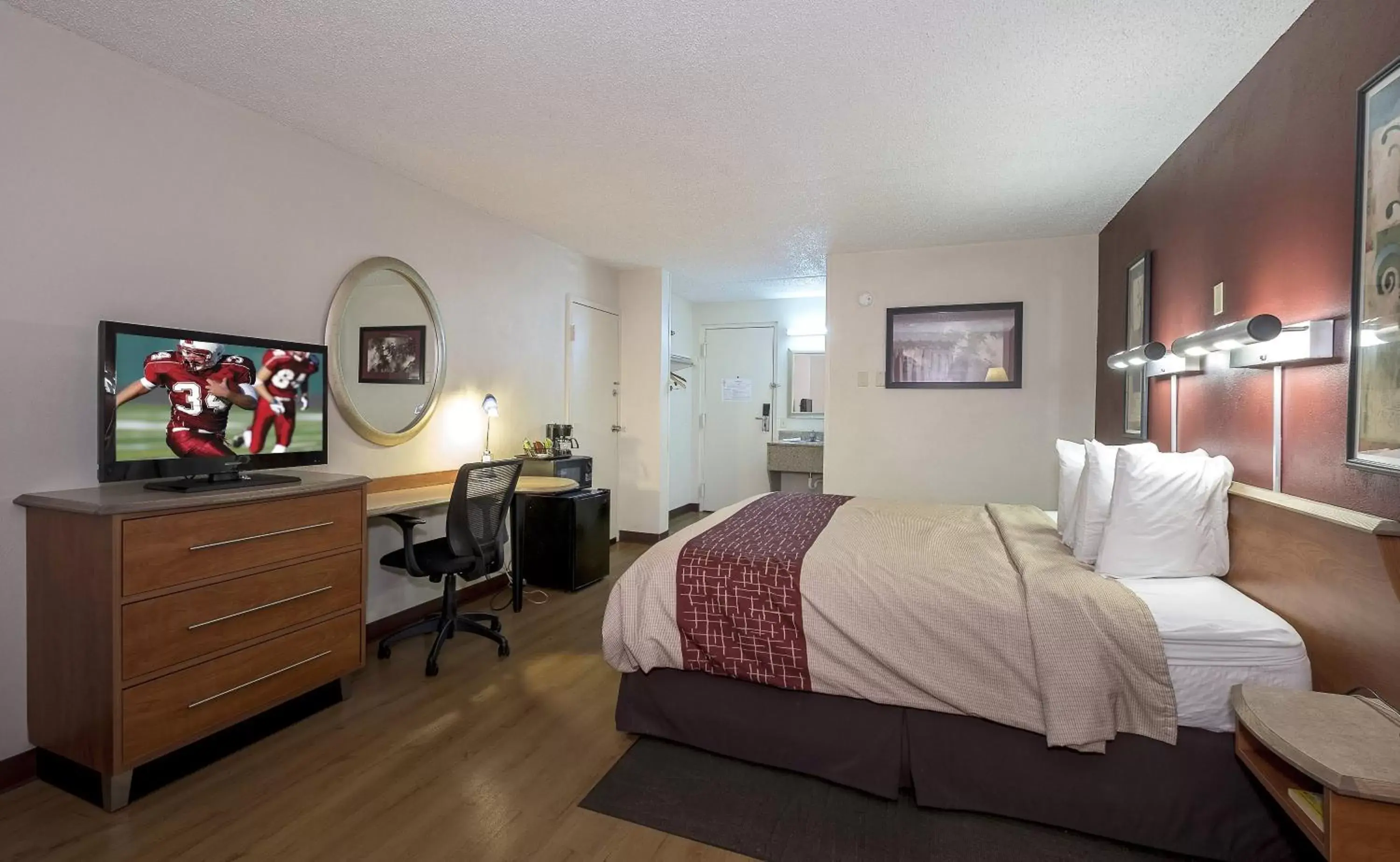 Photo of the whole room, Bed in Red Roof Inn & Suites Cleveland - Elyria