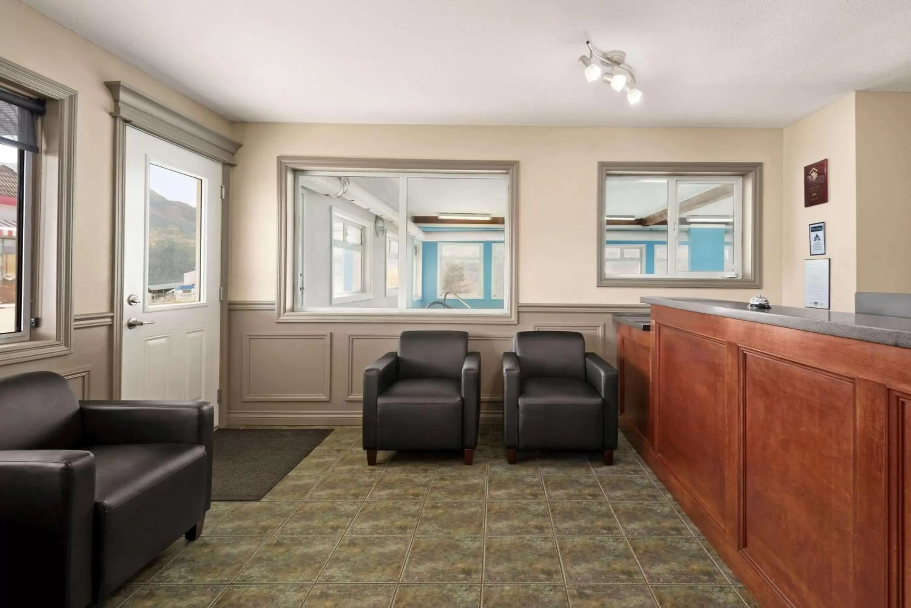 Lobby or reception, Seating Area in Travelodge by Wyndham Salmon Arm BC