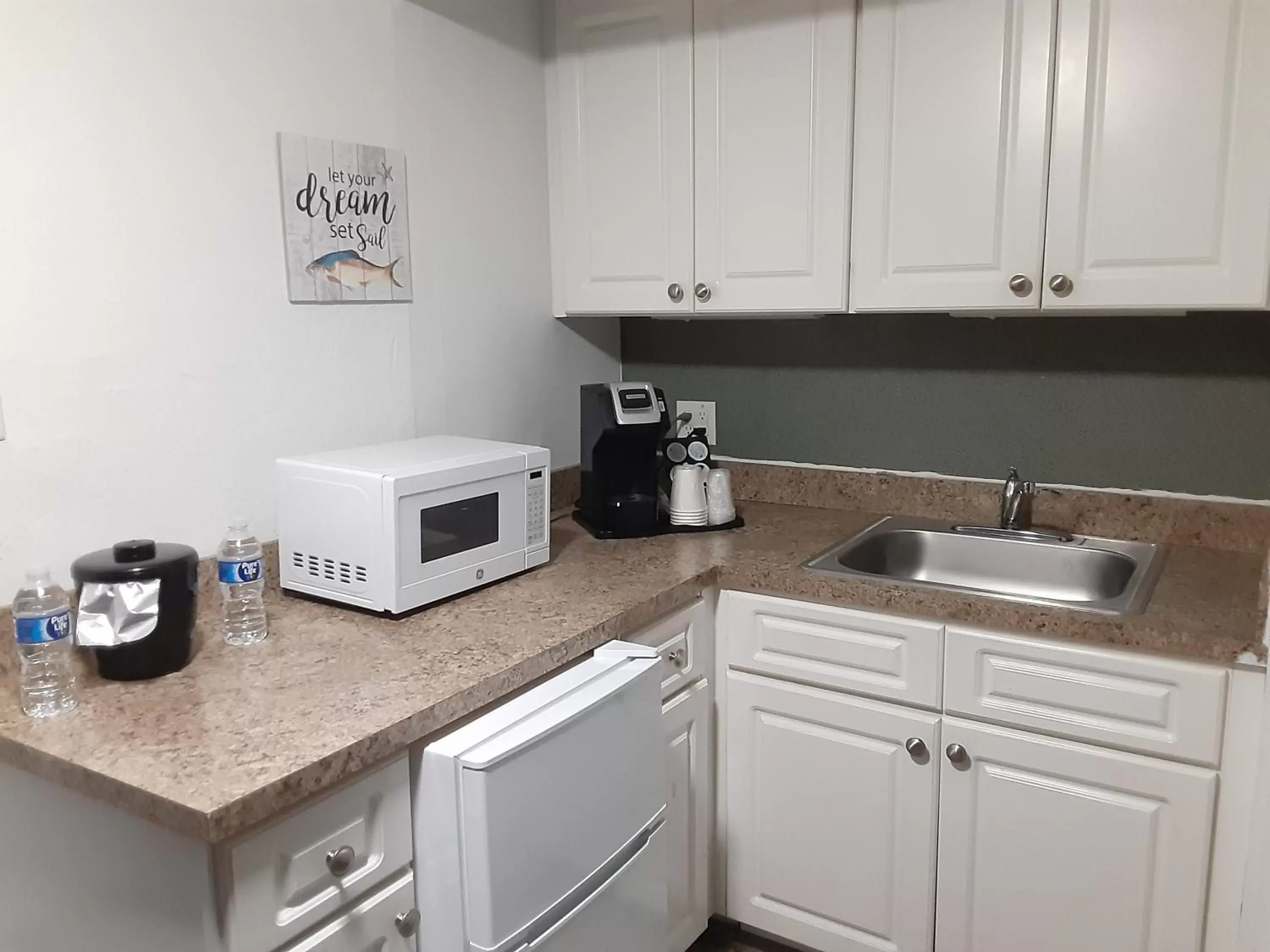 Kitchen/Kitchenette in Sandalwood Beach Resort