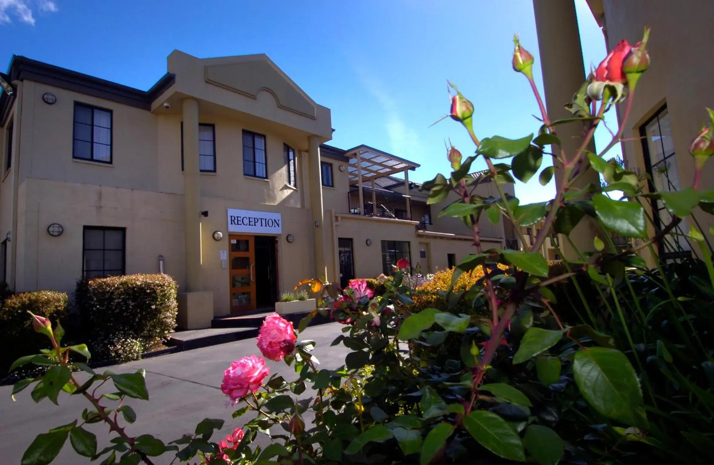 Facade/entrance, Garden in Canberra Parklands Central Apartment Hotel