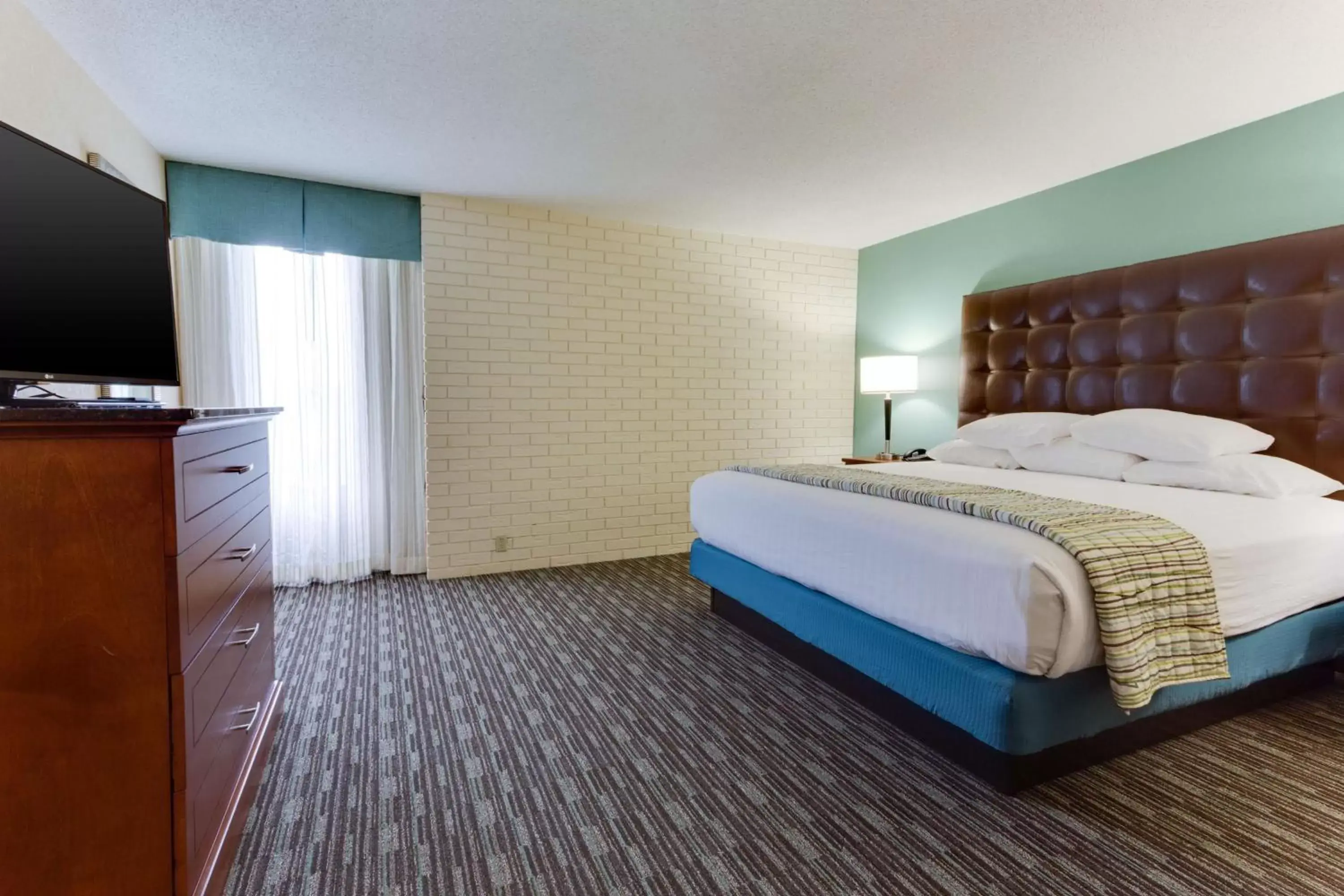 Photo of the whole room, Bed in Drury Inn & Suites Birmingham Grandview