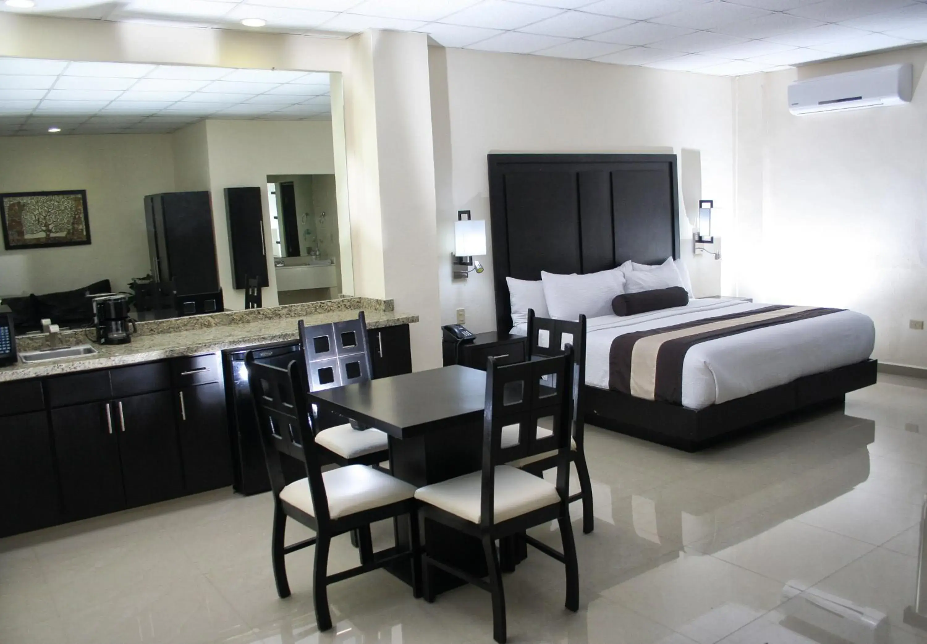 Kitchen or kitchenette, Dining Area in Hotel El Camino Inn & Suites