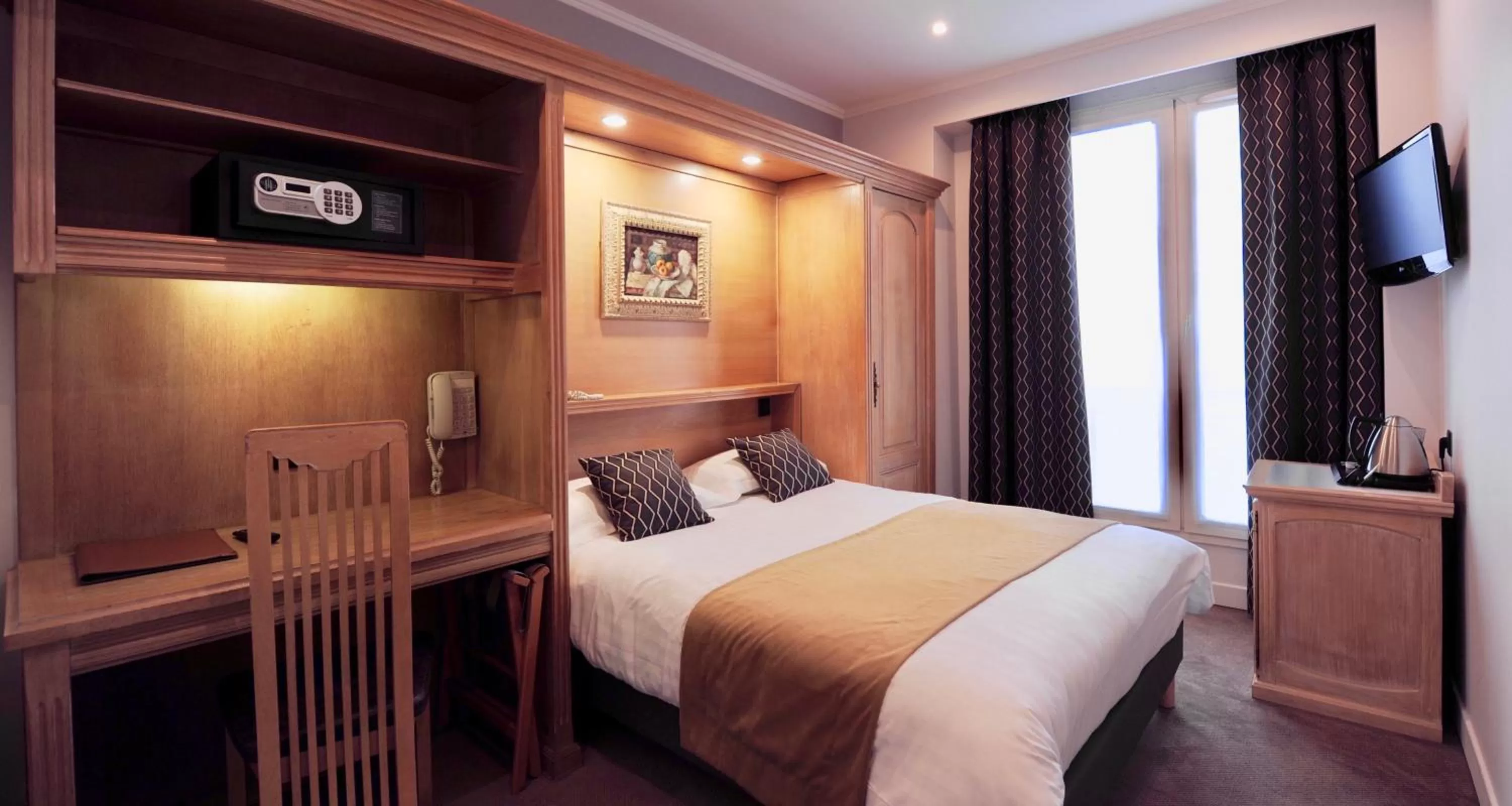 Photo of the whole room, Bed in Hôtel Du Midi Paris Montparnasse