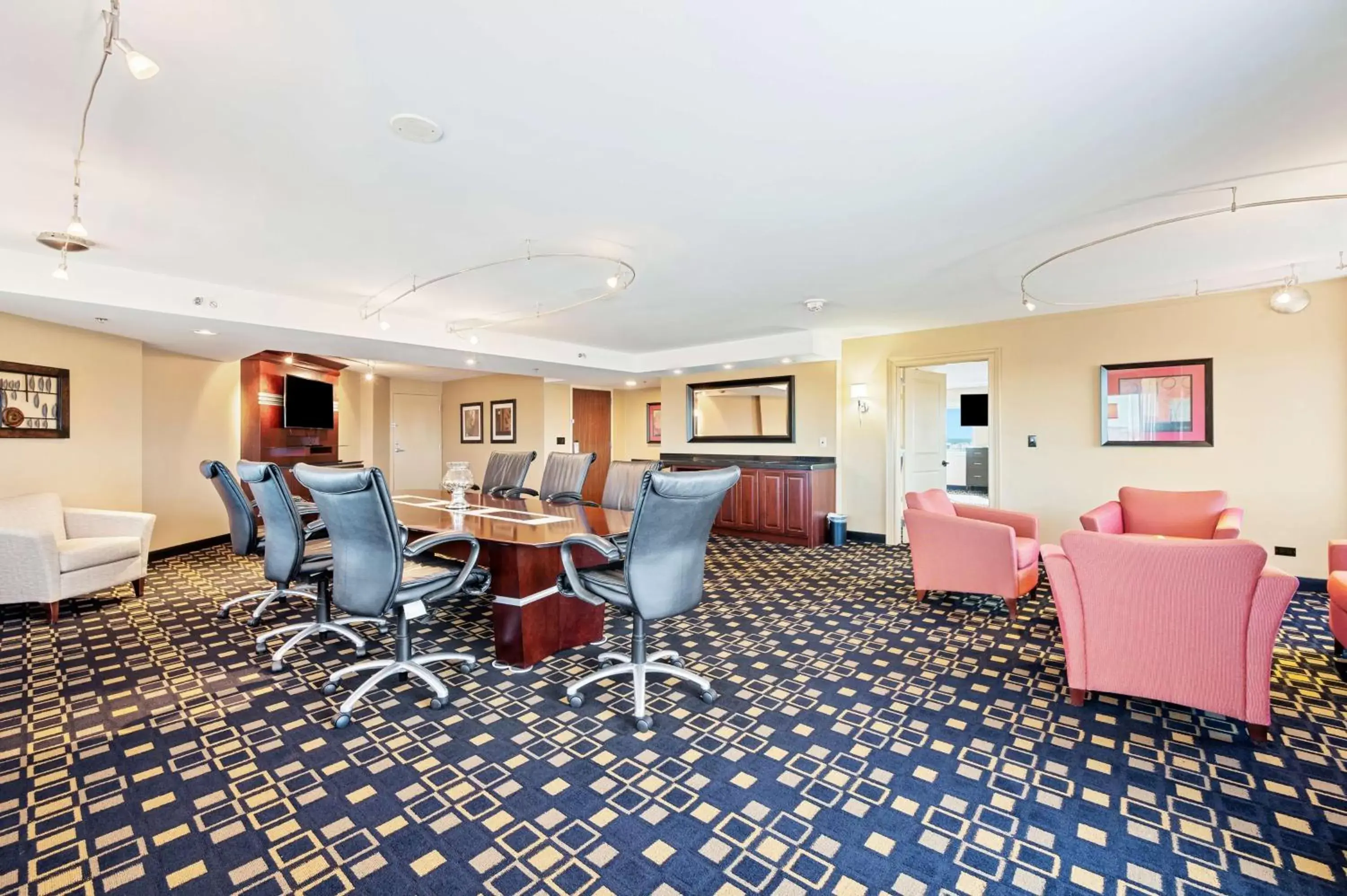 Living room, Restaurant/Places to Eat in Hilton Suites Chicago/Oakbrook Terrace