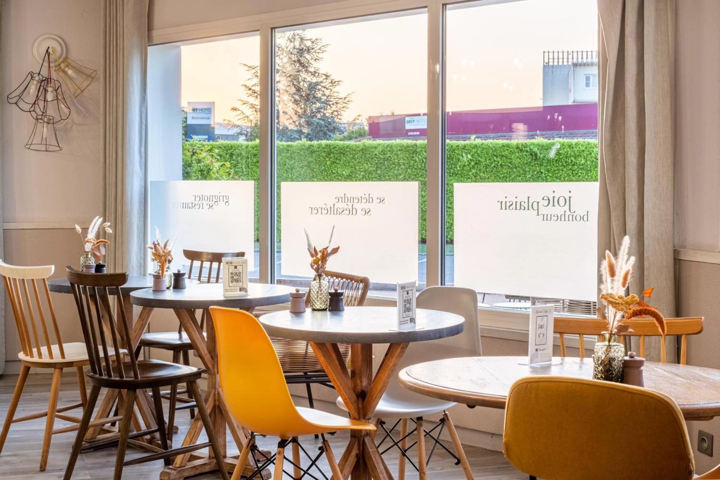 Restaurant/places to eat in Kyriad Lyon Est - Bron Eurexpo Le Cottage