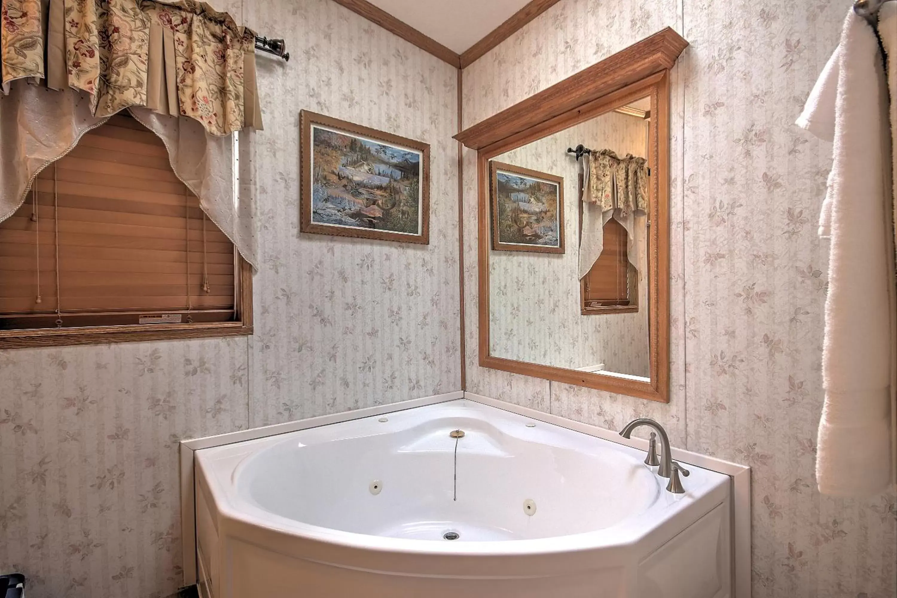 Bathroom in Yellowstone Gateway Inn
