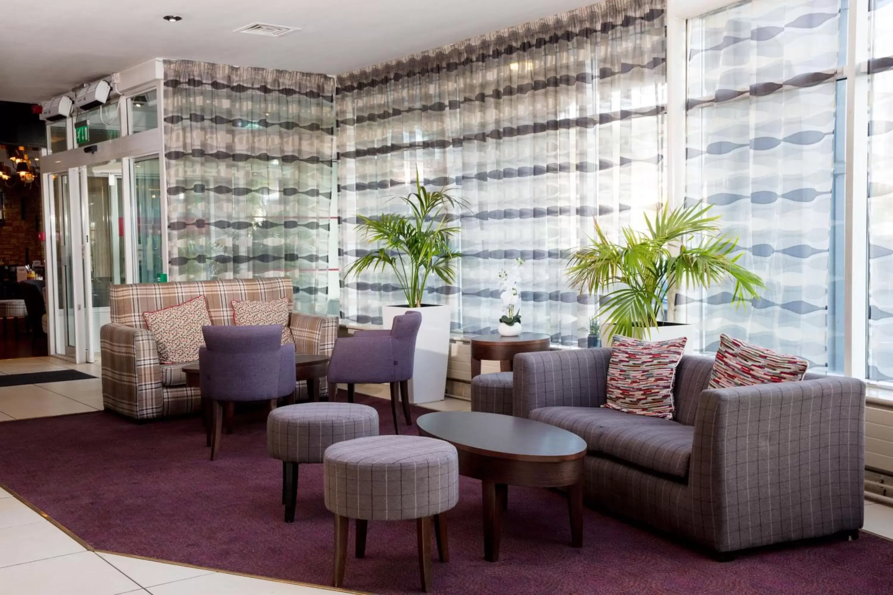Lobby or reception, Lounge/Bar in Leonardo Hotel Cork - Formerly Jurys Inn