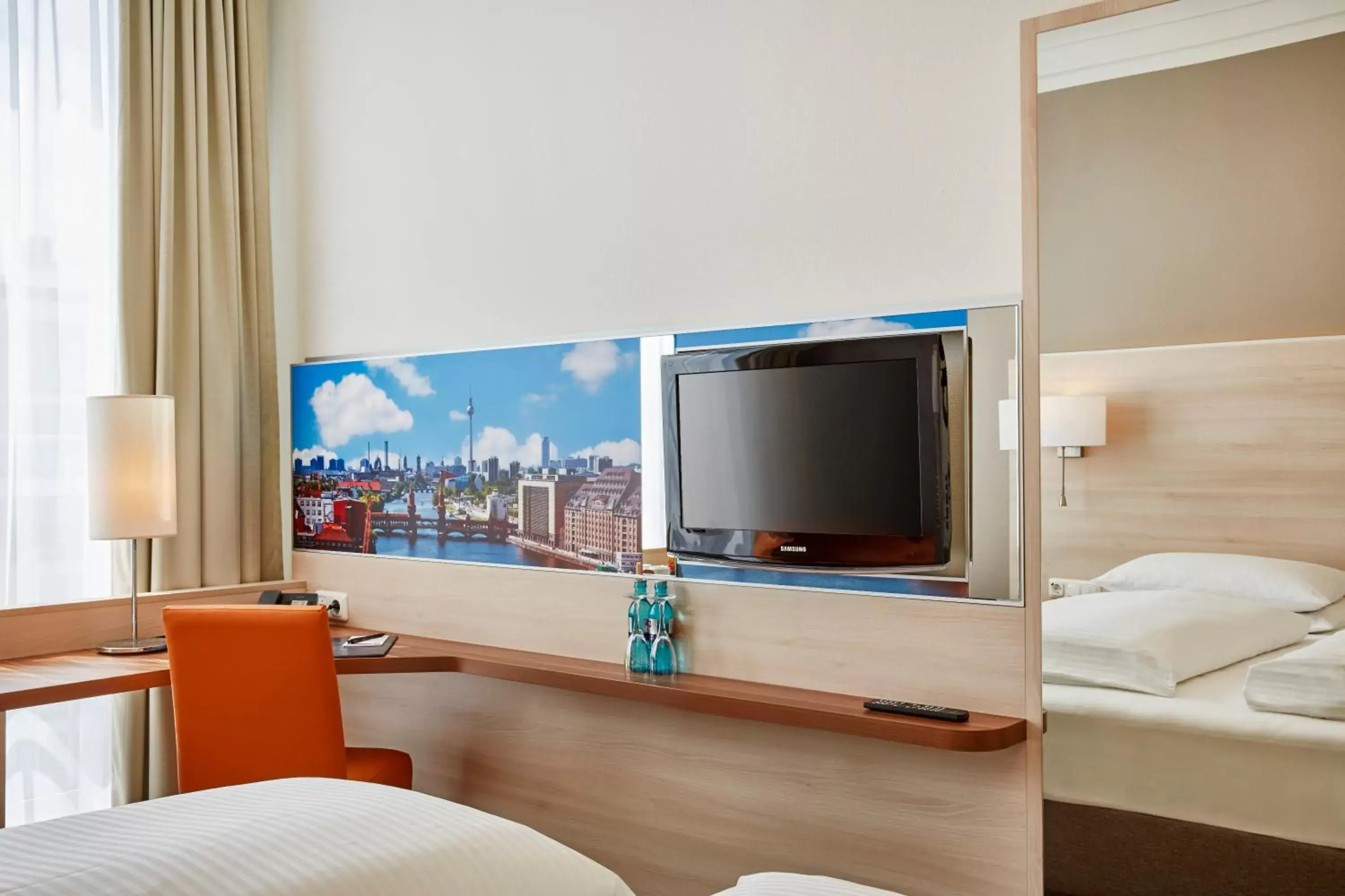 Photo of the whole room, TV/Entertainment Center in H+ Hotel Berlin Mitte