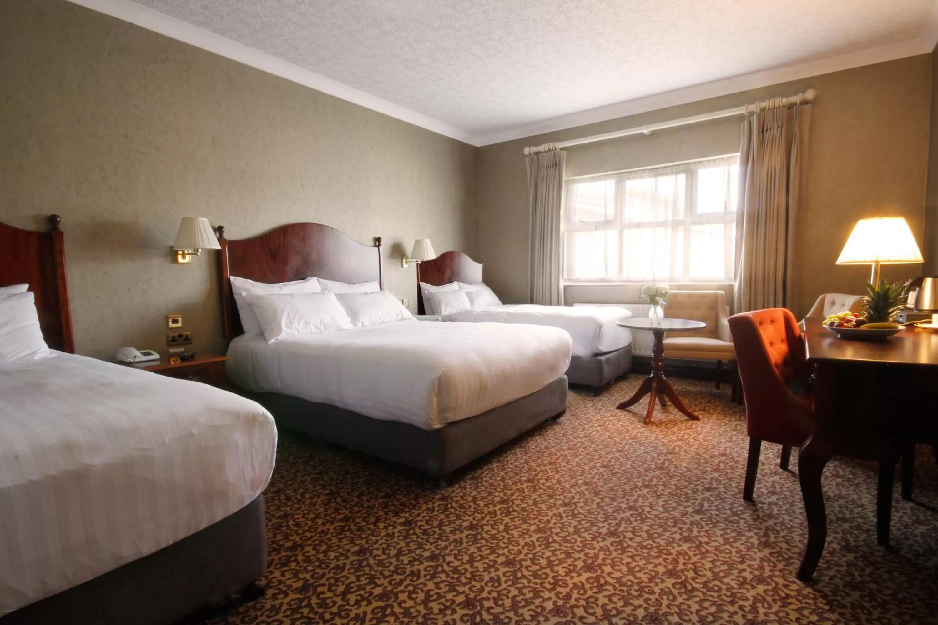 Bedroom, Bed in Seven Oaks Hotel