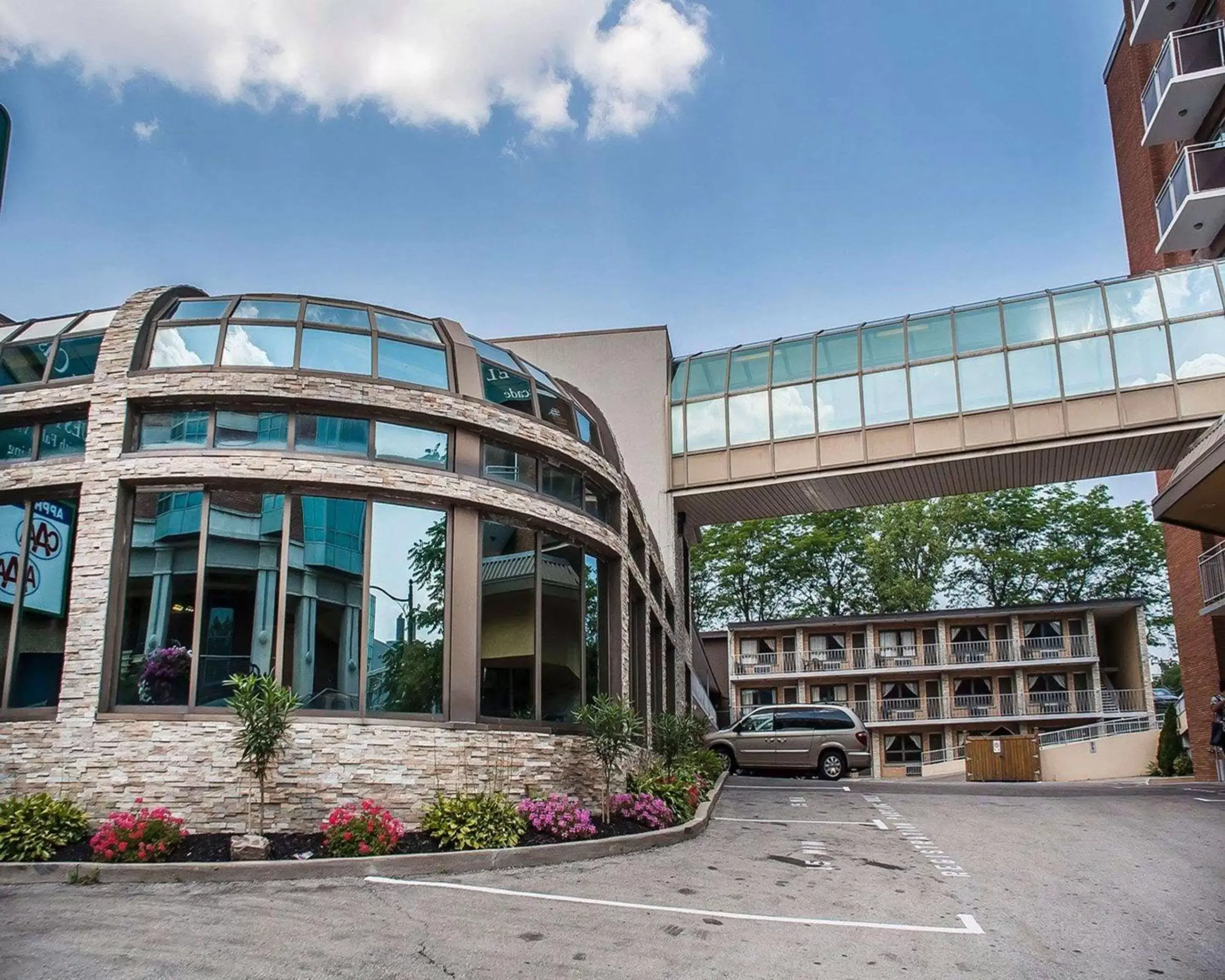 Property building in Quality Hotel Fallsview Cascade Property building in Quality Hotel Fallsview Cascade