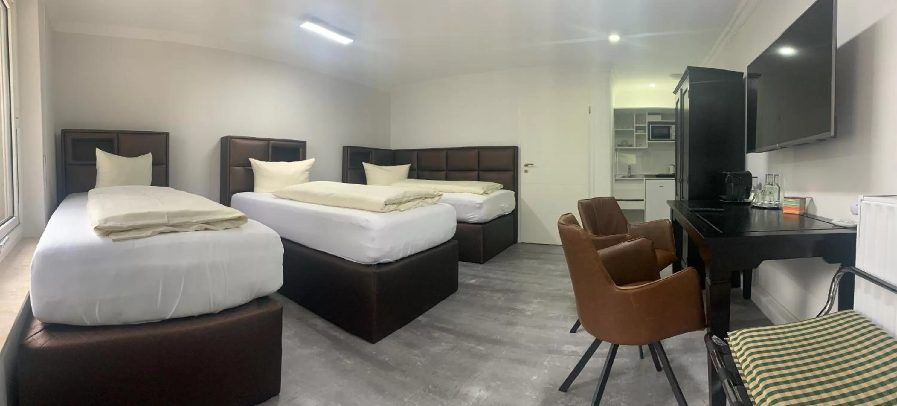 Bed in RobrookS Hotel Garni