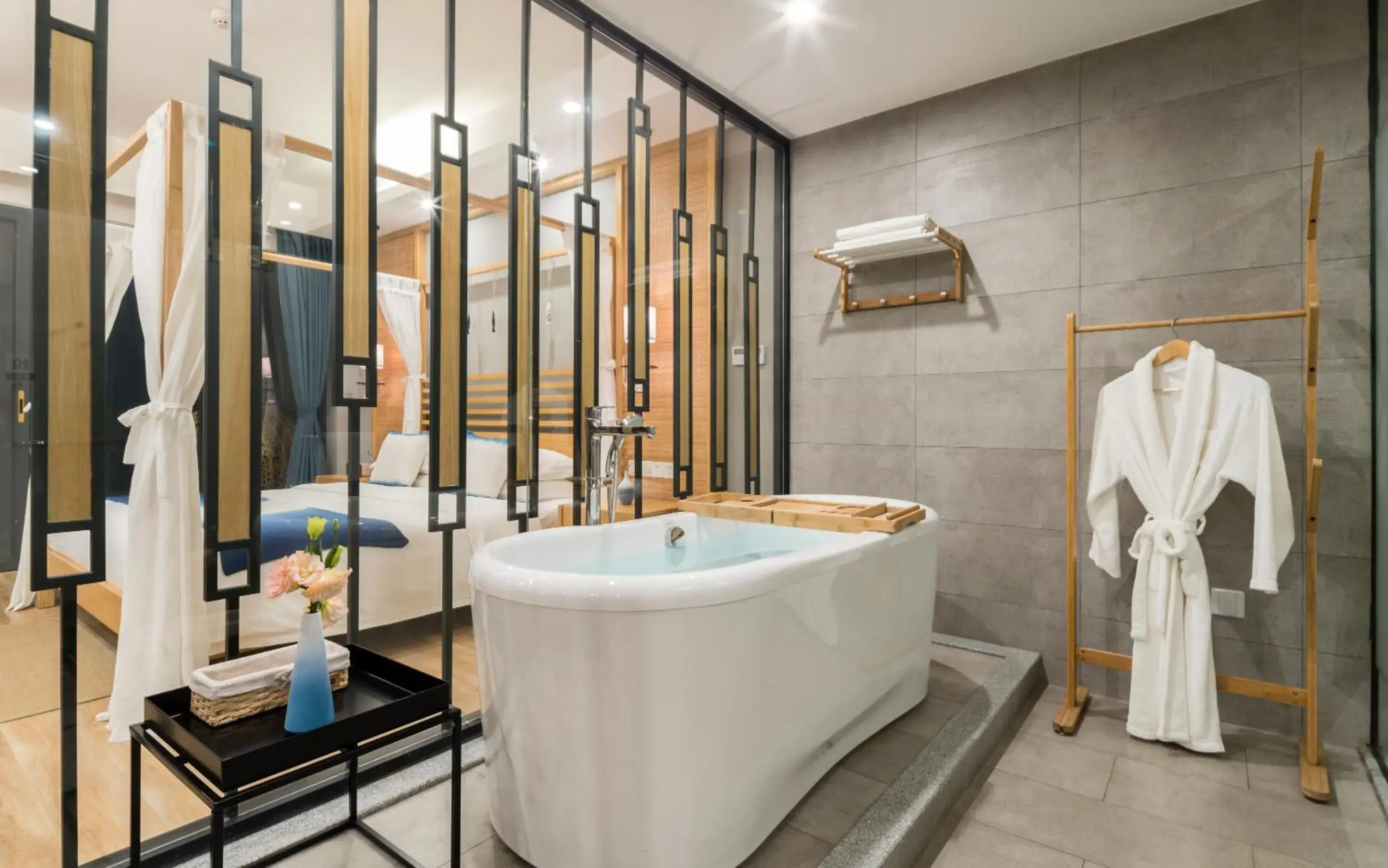 Hot Tub, Bathroom in Yangshuo Zen Garden Resort