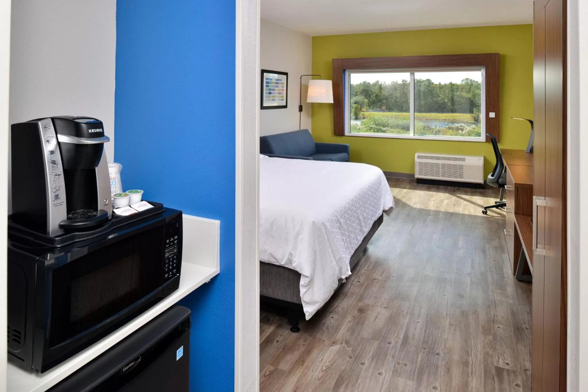 Photo of the whole room, Bed in Holiday Inn Express Orlando - South Park by IHG