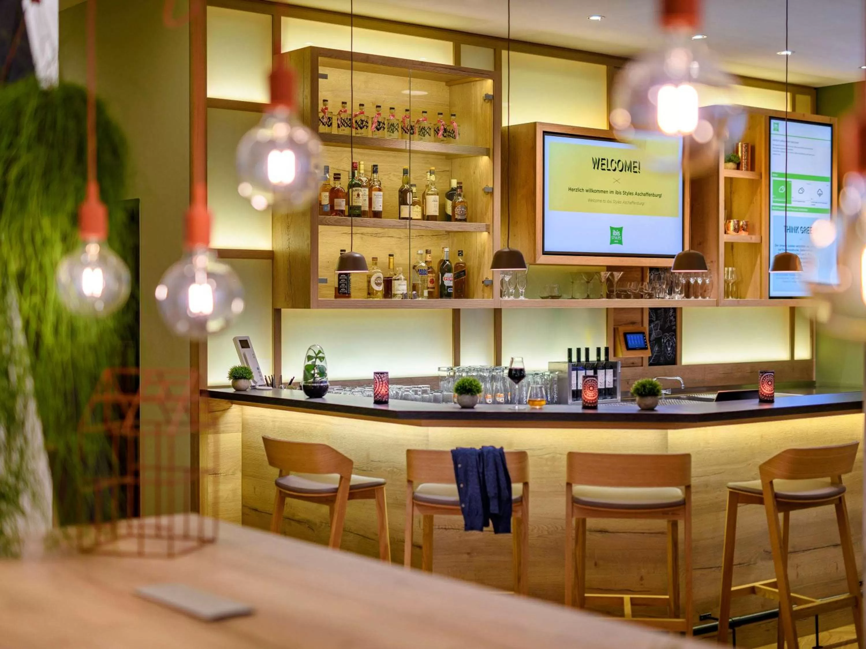 Lounge or bar in Ibis Styles Aschaffenburg
