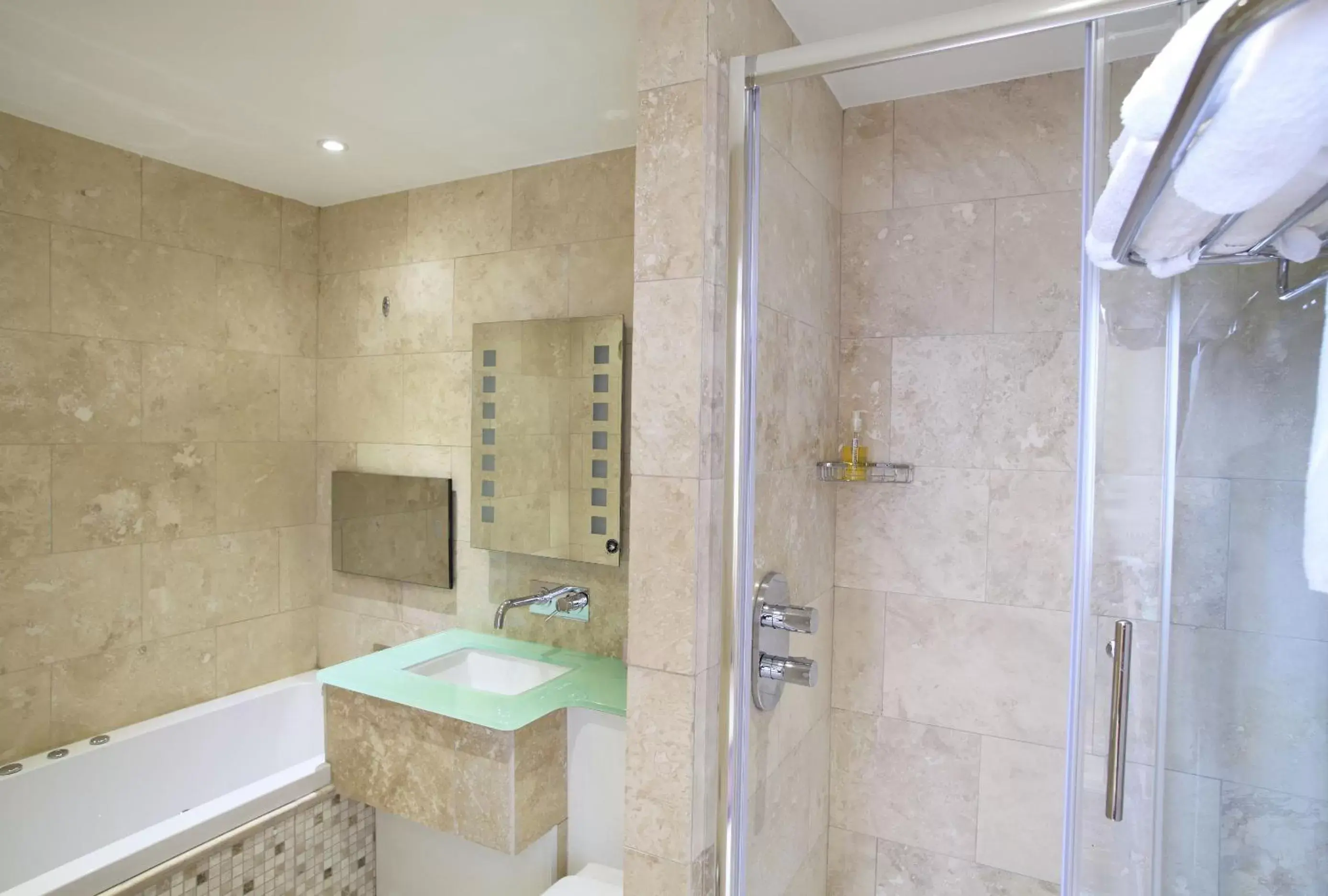 Shower, Bathroom in Prom Hotel