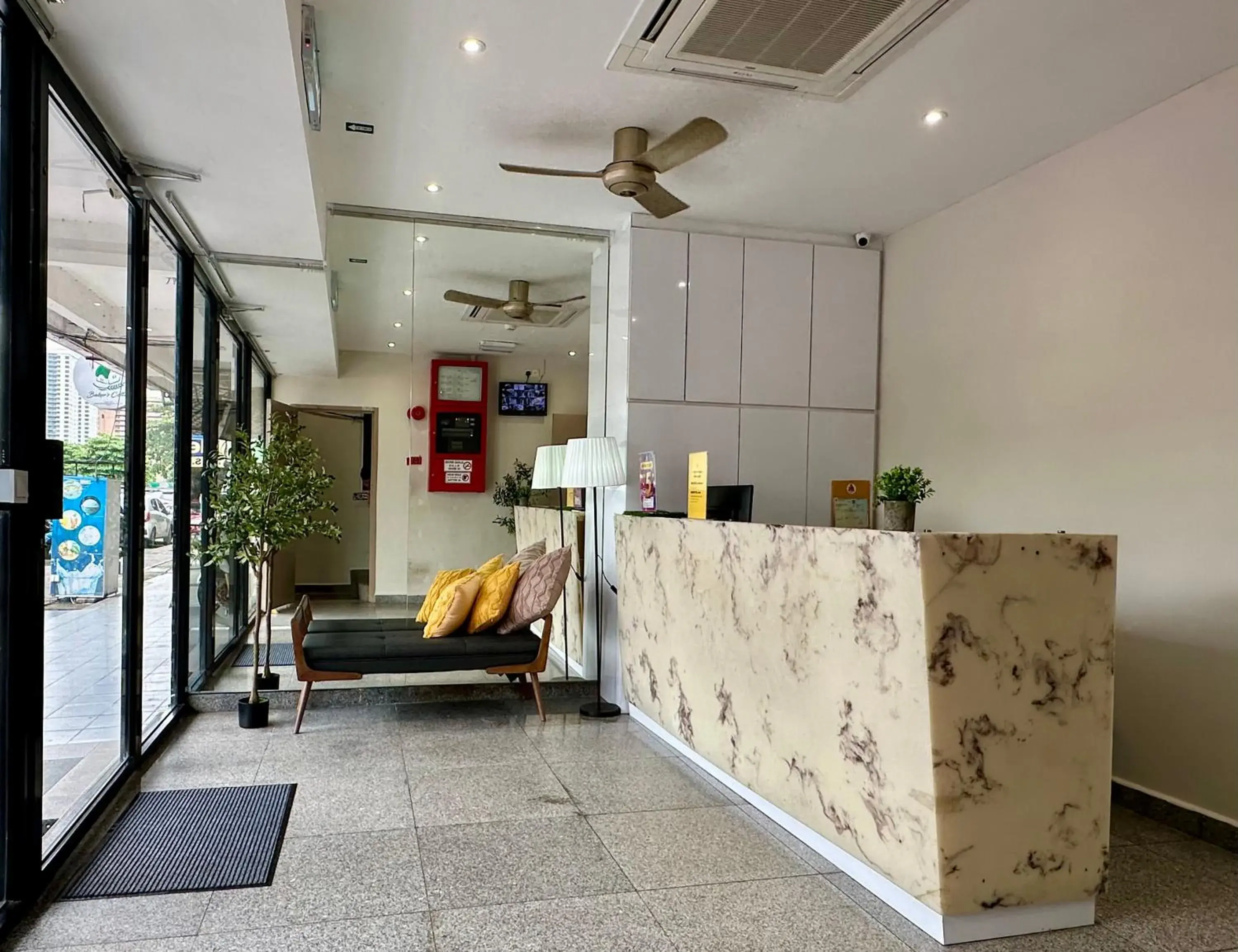 Seating area, Lobby/Reception in Swiss Cottage Hotel