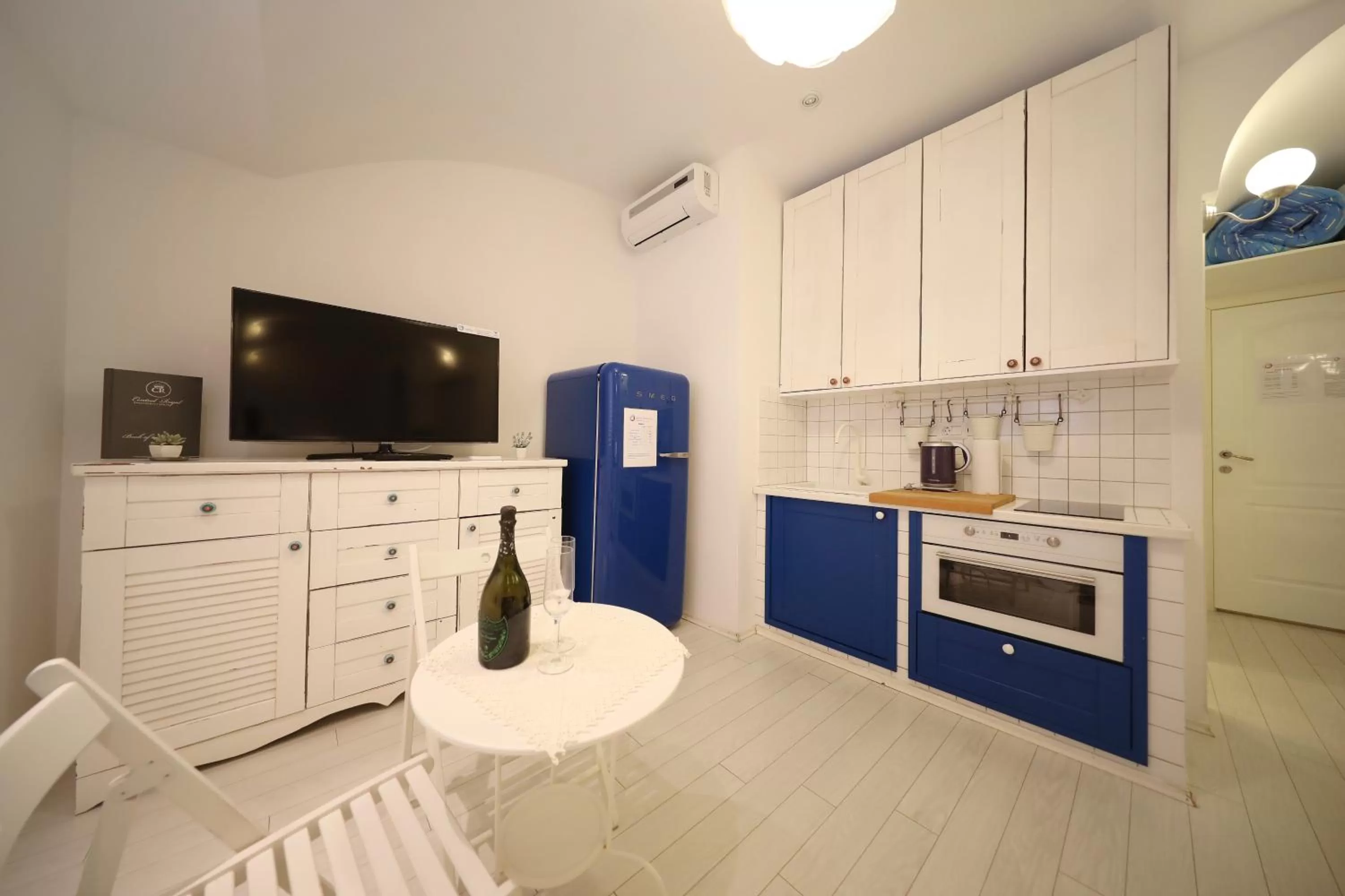 TV and multimedia in Central Apartments Integrated Hotel