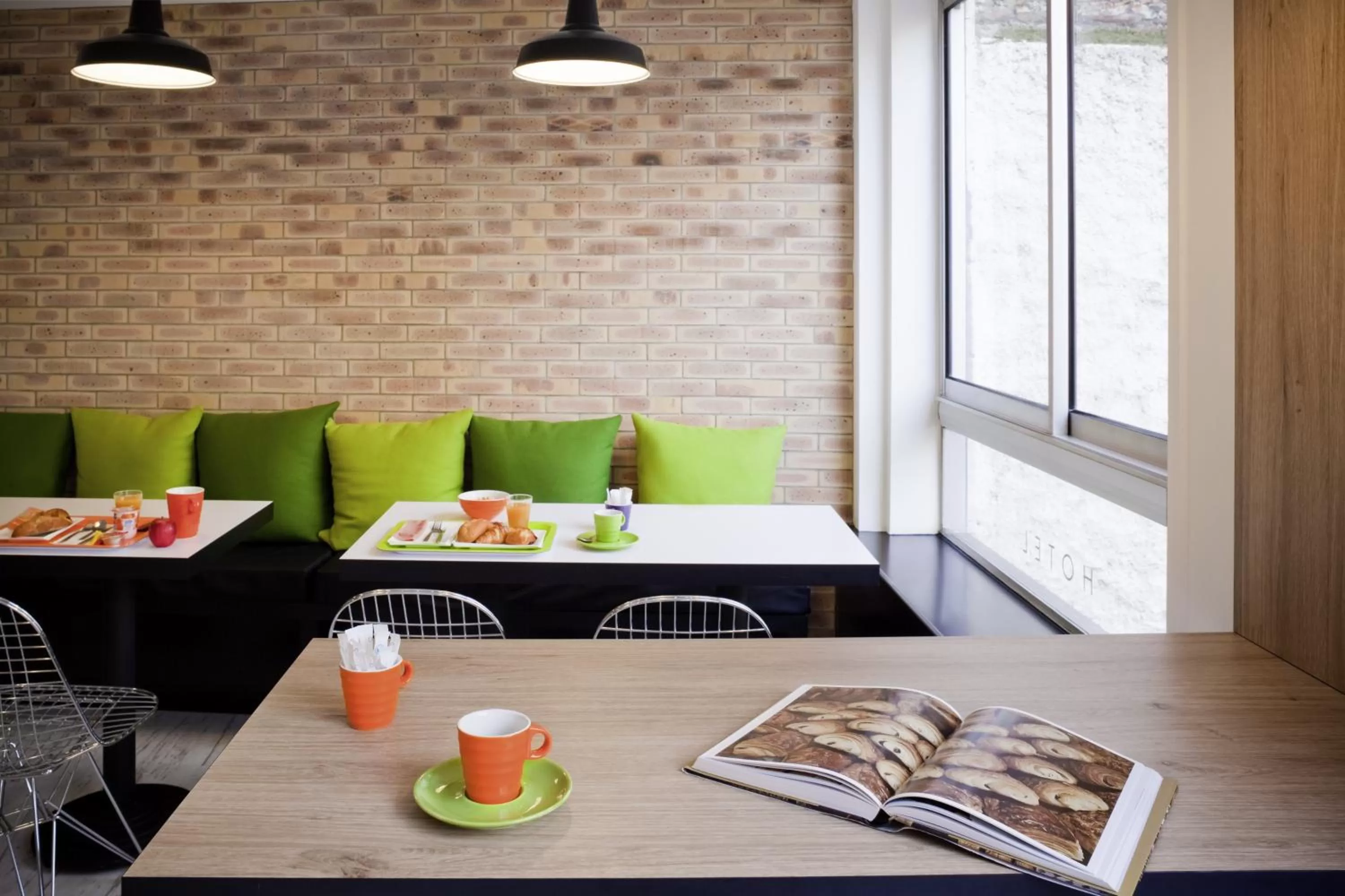 Restaurant/places to eat in ibis Styles Paris Buttes Chaumont