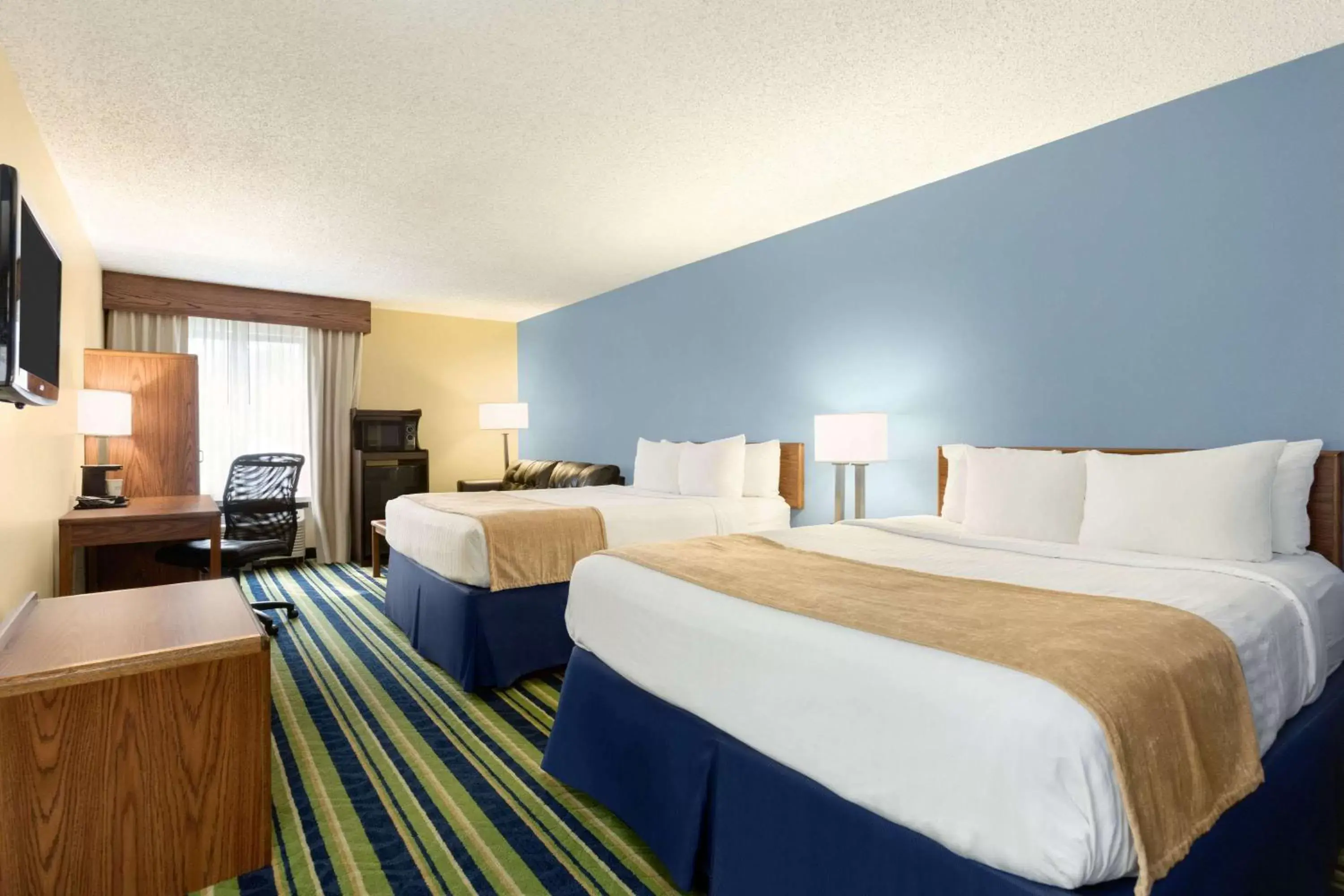 Photo of the whole room, Bed in Days Inn by Wyndham Fargo