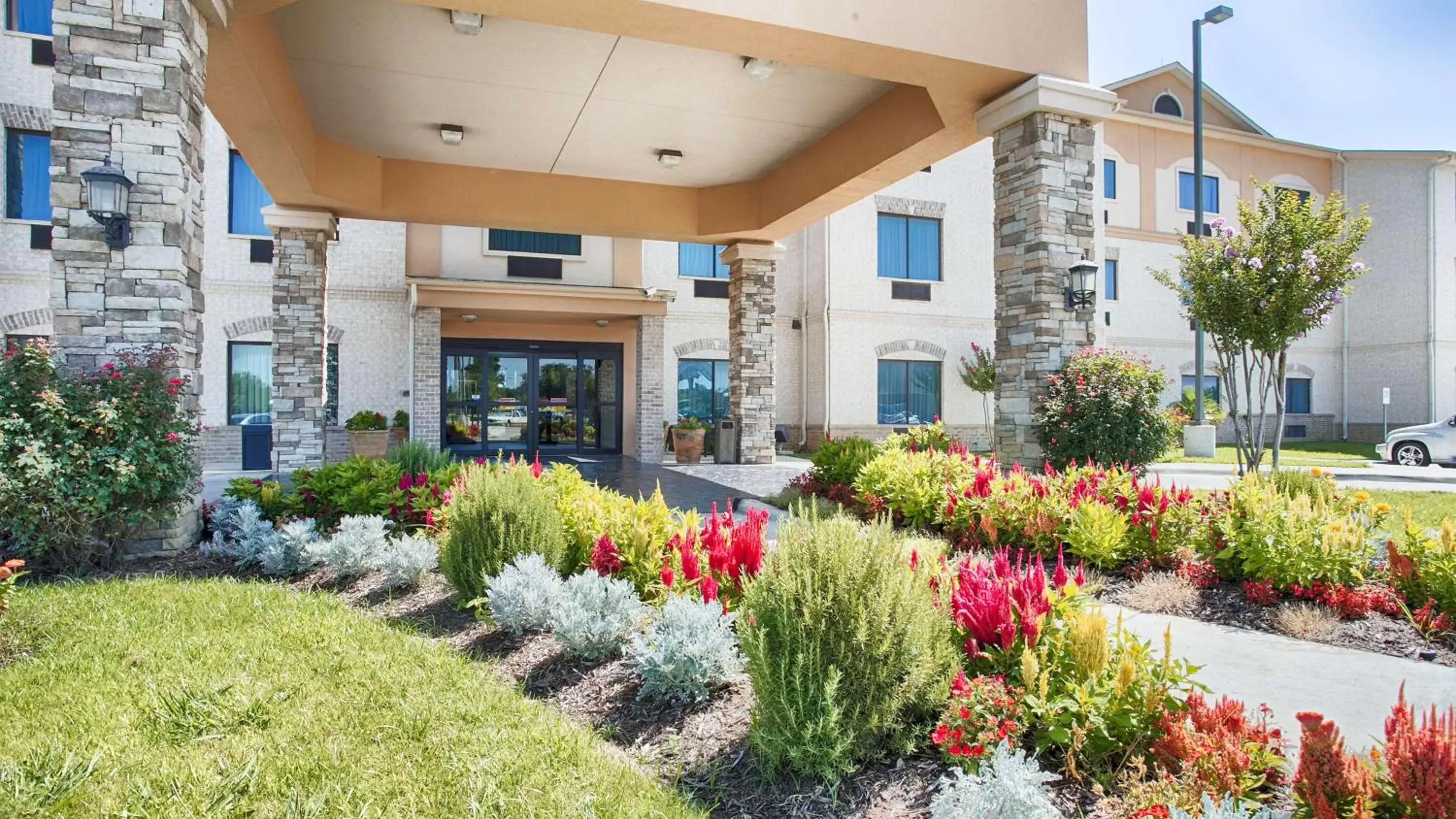 Property building in Best Western Plus Burleson Inn & Suites