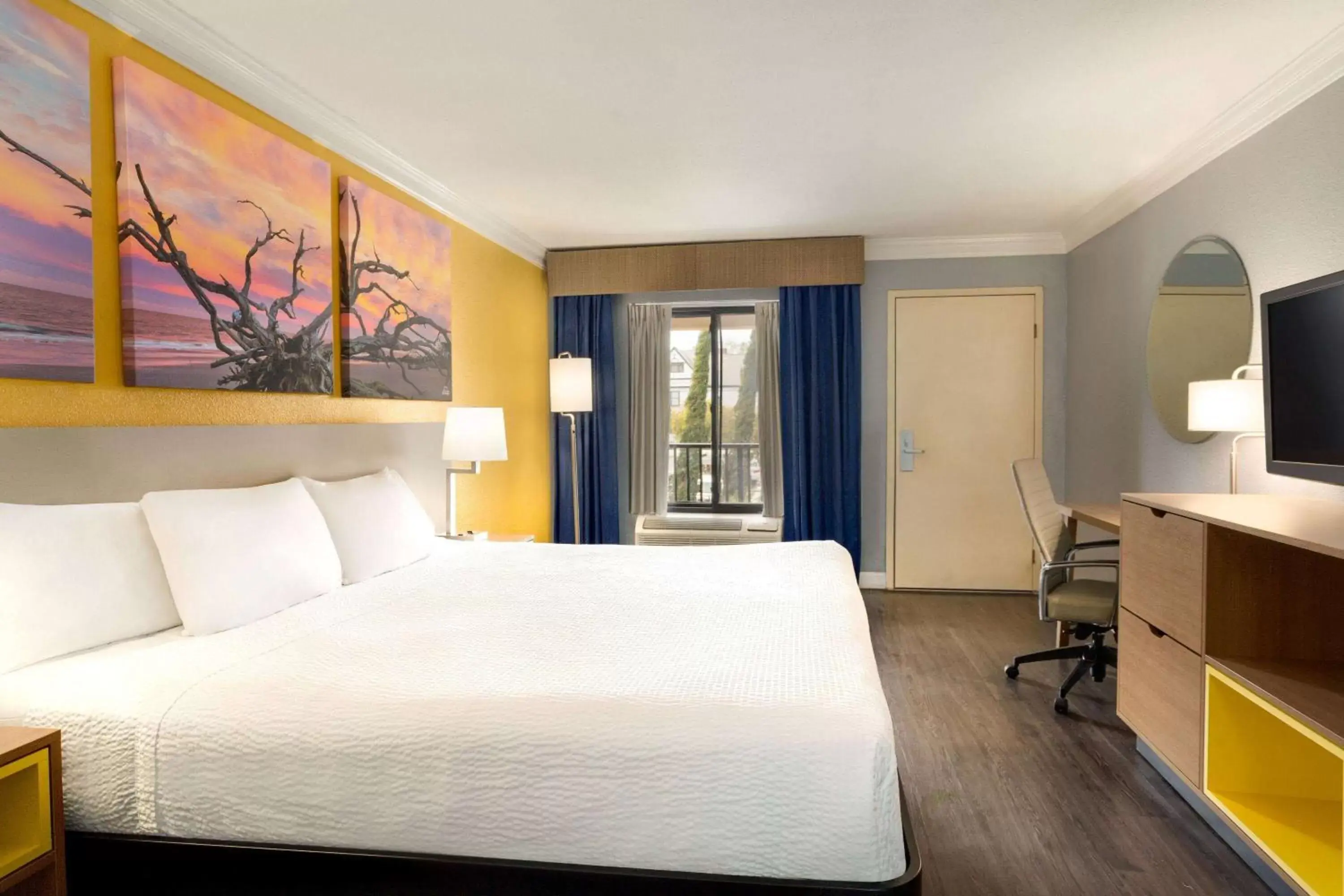 Photo of the whole room, Bed in Days Inn by Wyndham Pensacola - Historic Downtown Photo of the whole room, Bed in Days Inn by Wyndham Pensacola - Historic Downtown