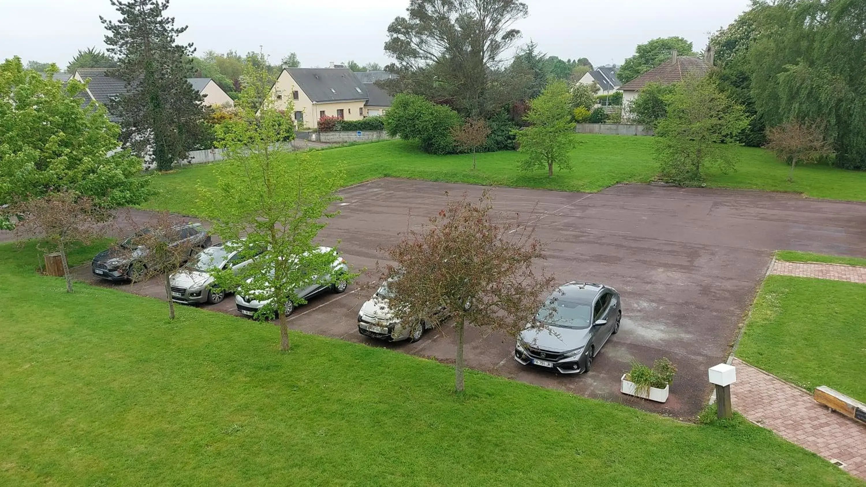 Garden in Kyriad Hotel - Restaurant Carentan